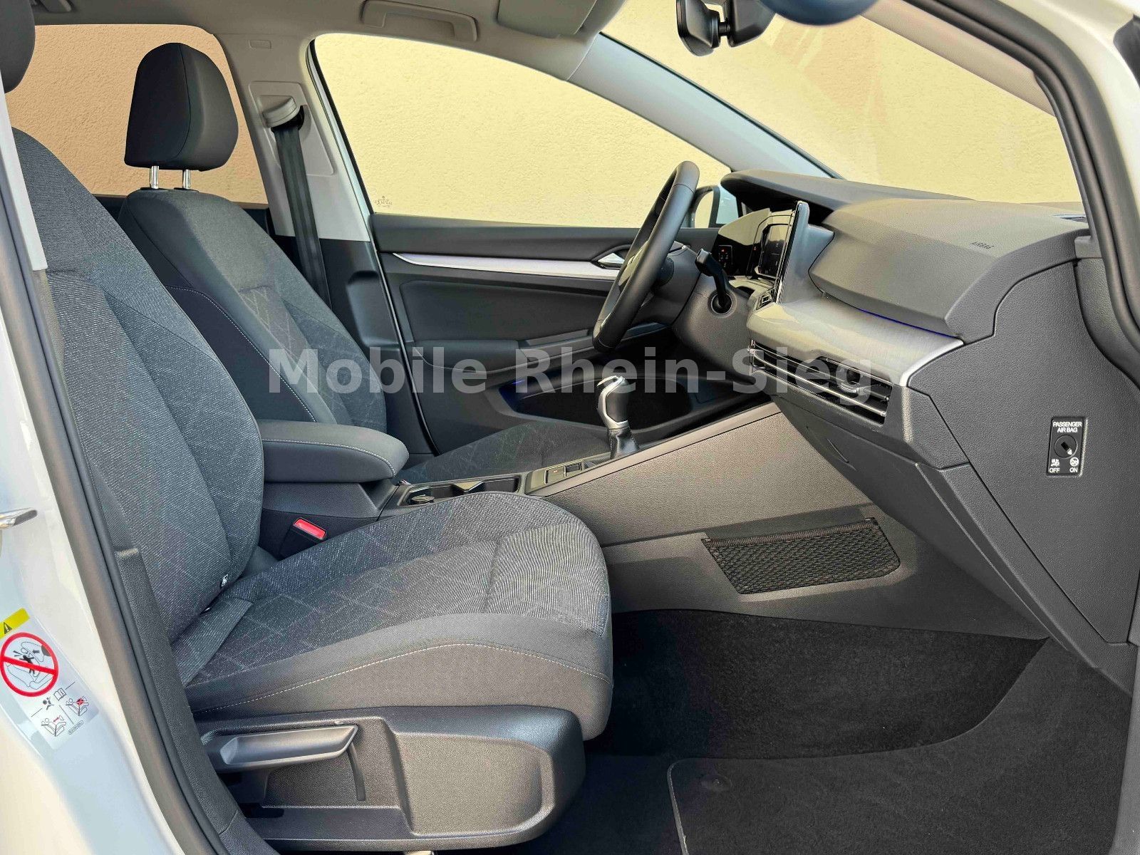 Volkswagen Golf VIII Lim. Life - Samsaru's Car Outlet