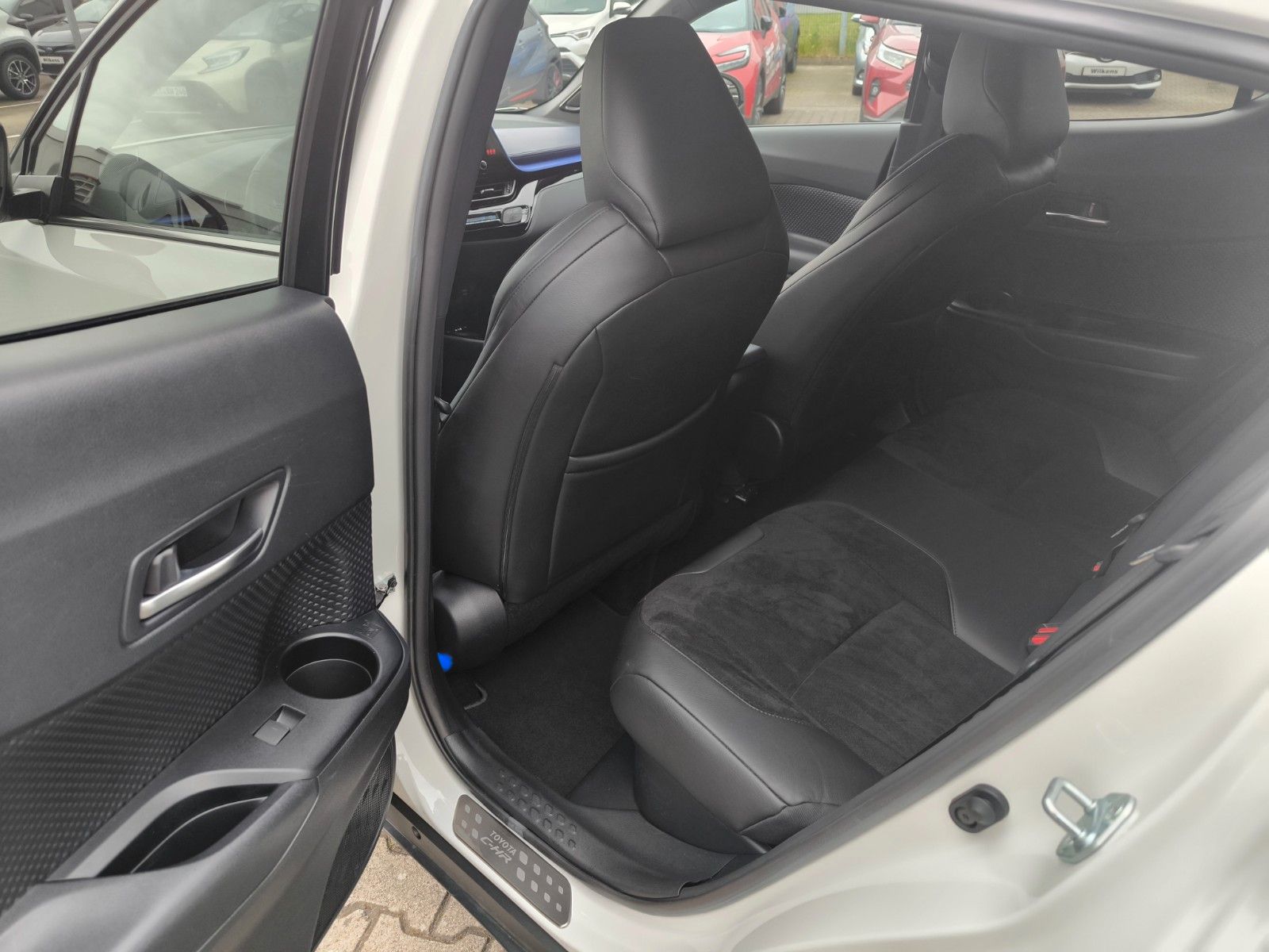 Toyota C-HR Hybrid Style - Samsaru's Car Outlet
