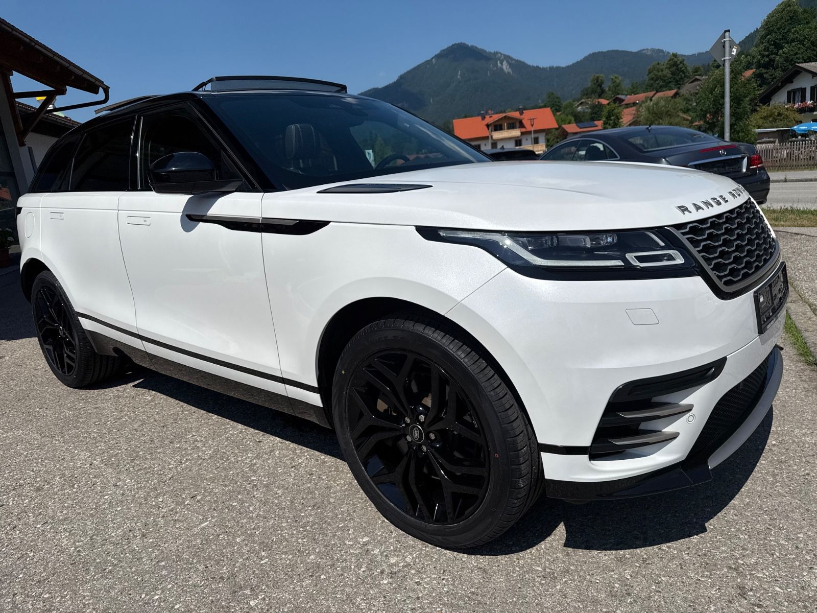 Range Rover Velar D300 Auric Edition - Samsaru's Car Outlet