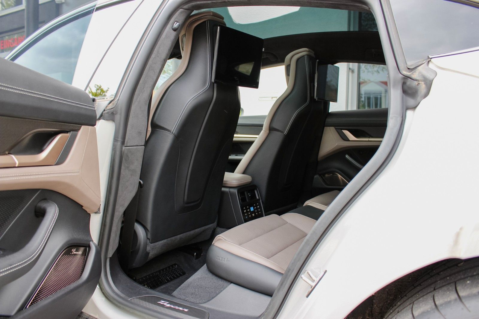 Porsche Taycan Turbo S / ENTERTAINMENT / BEIFAHRER DISP.