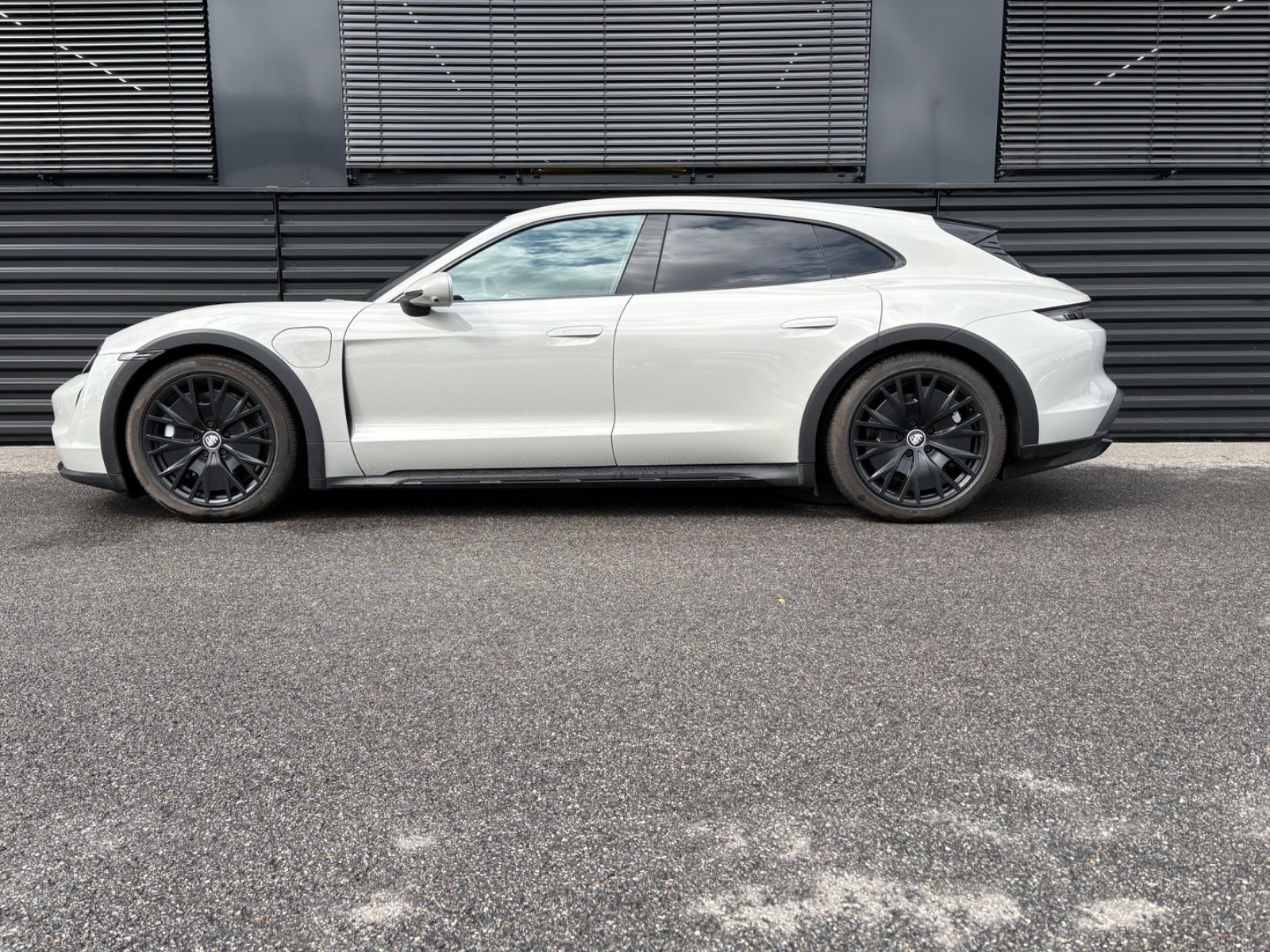 Porsche Taycan  Turbo  -Cross Turismo-1.HAND