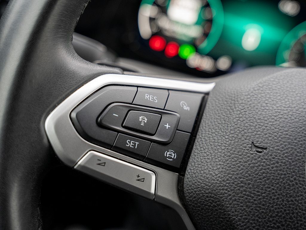 Volkswagen Golf VIII 1.0 eTSI Life - Samsaru's Car Outlet