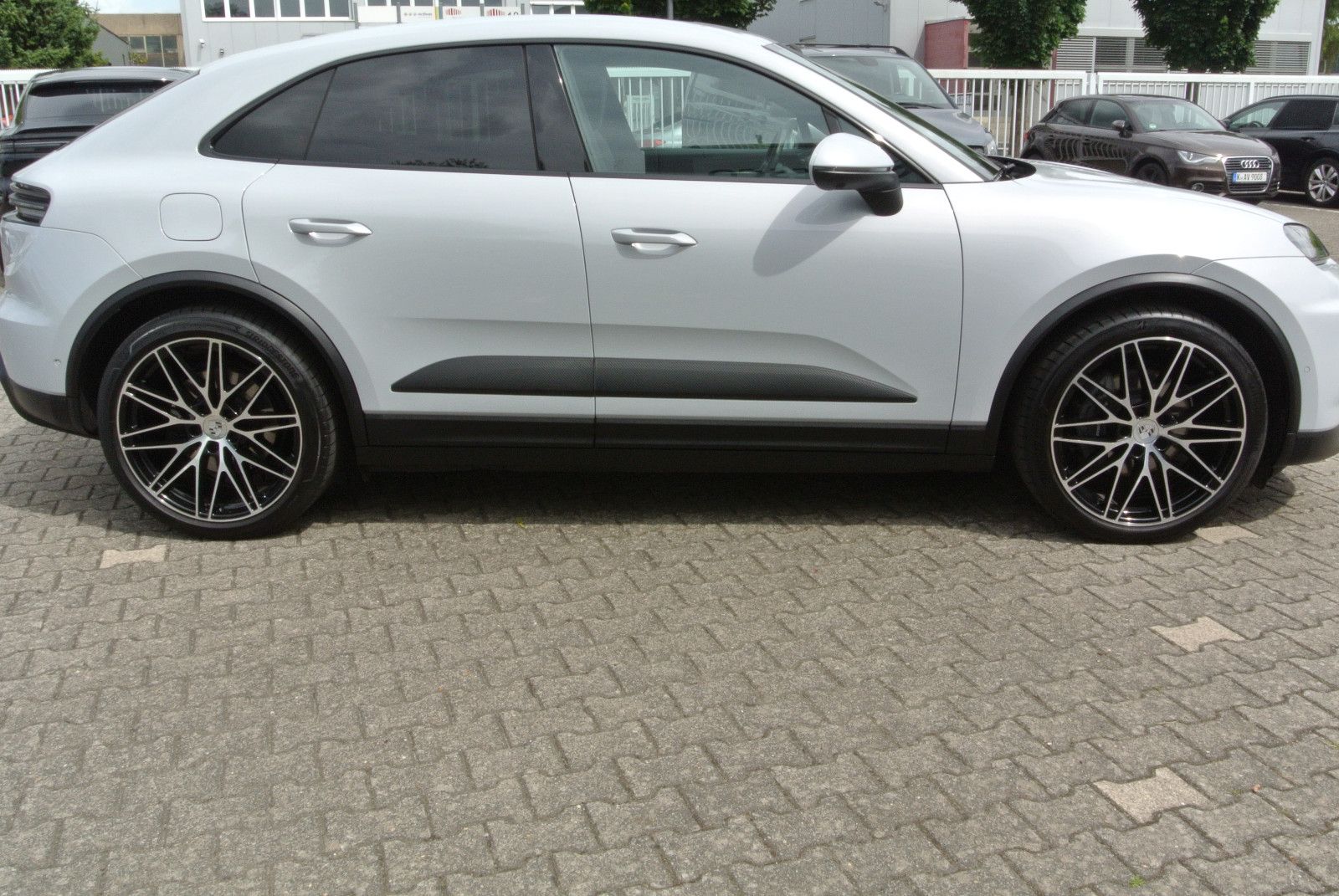 Porsche Macan E - Samsaru's Car Outlet