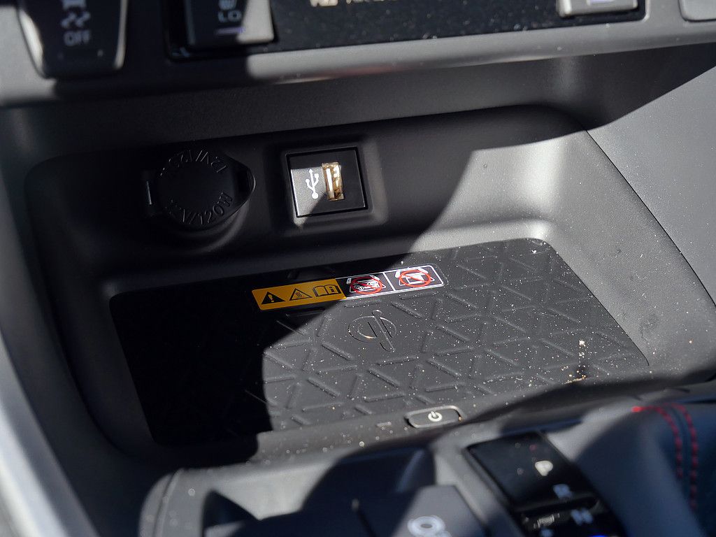 Toyota RAV 4 Plug-in Hybrid 4x4 AHK 1850 KG HUD teampla