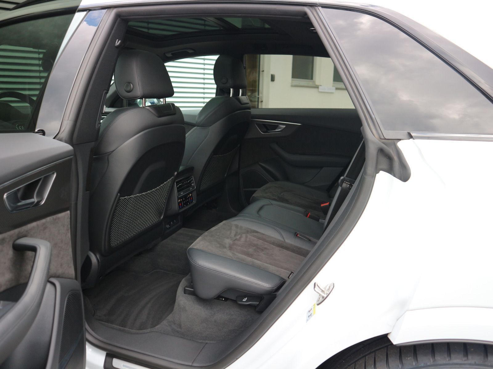 Audi RS Q8 quattro PANO+KERAMIK+AHK+HEADUP+ACC+MATRIX