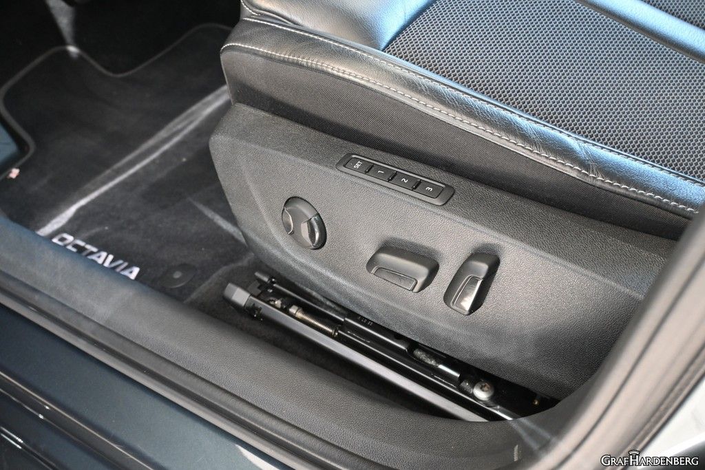 Skoda Octavia Combi 2.0 TDI DSG Style - Samsaru's Car Outlet