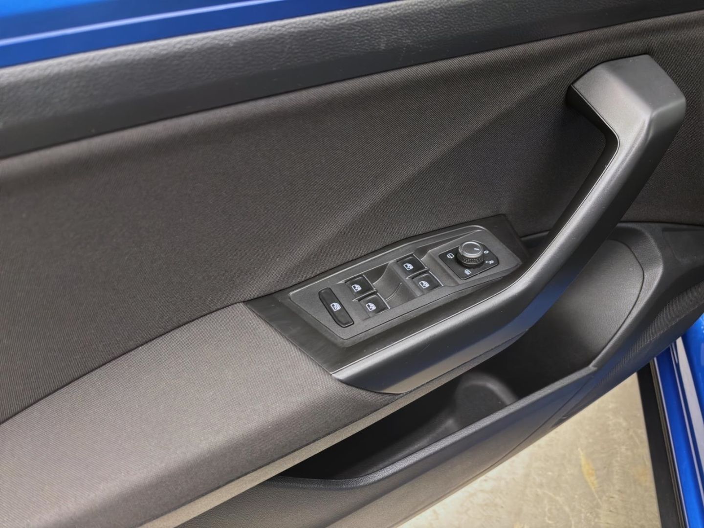 Volkswagen T-Roc 1.5 TSI STYLE - Samsaru's Car Outlet
