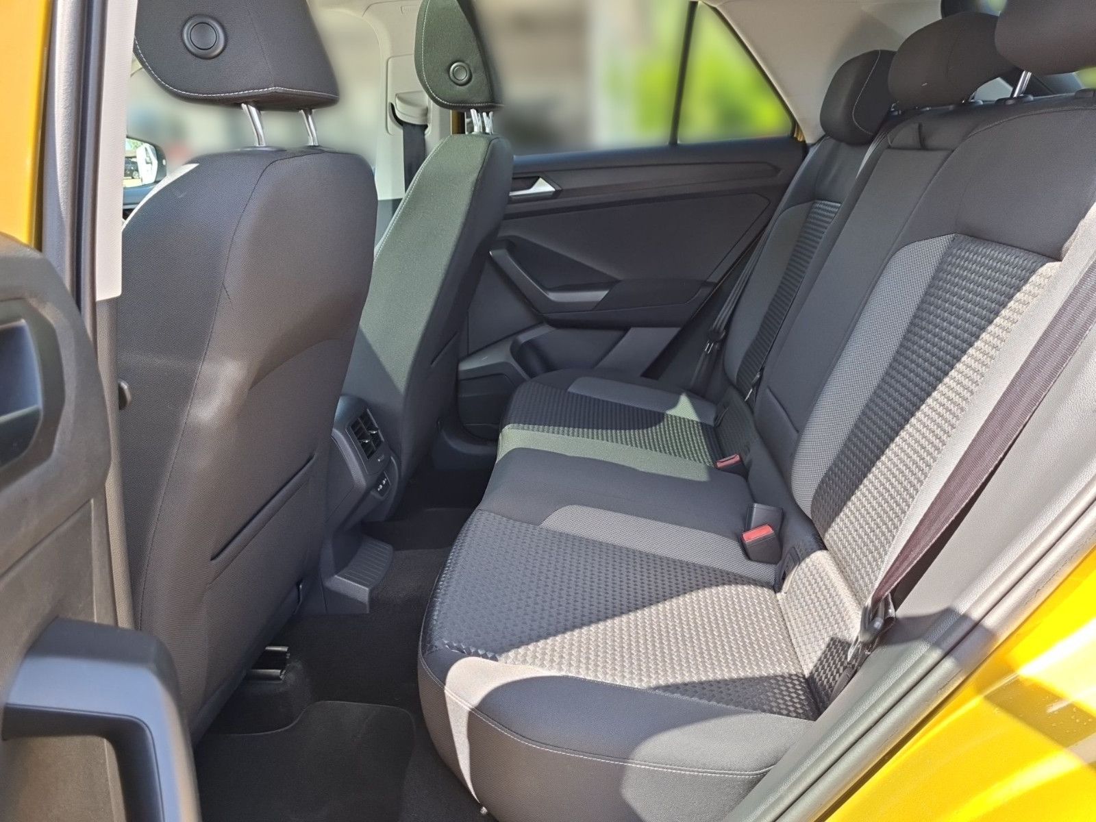 Volkswagen T-Roc 1.5 TSI Active - Samsaru's Car Outlet