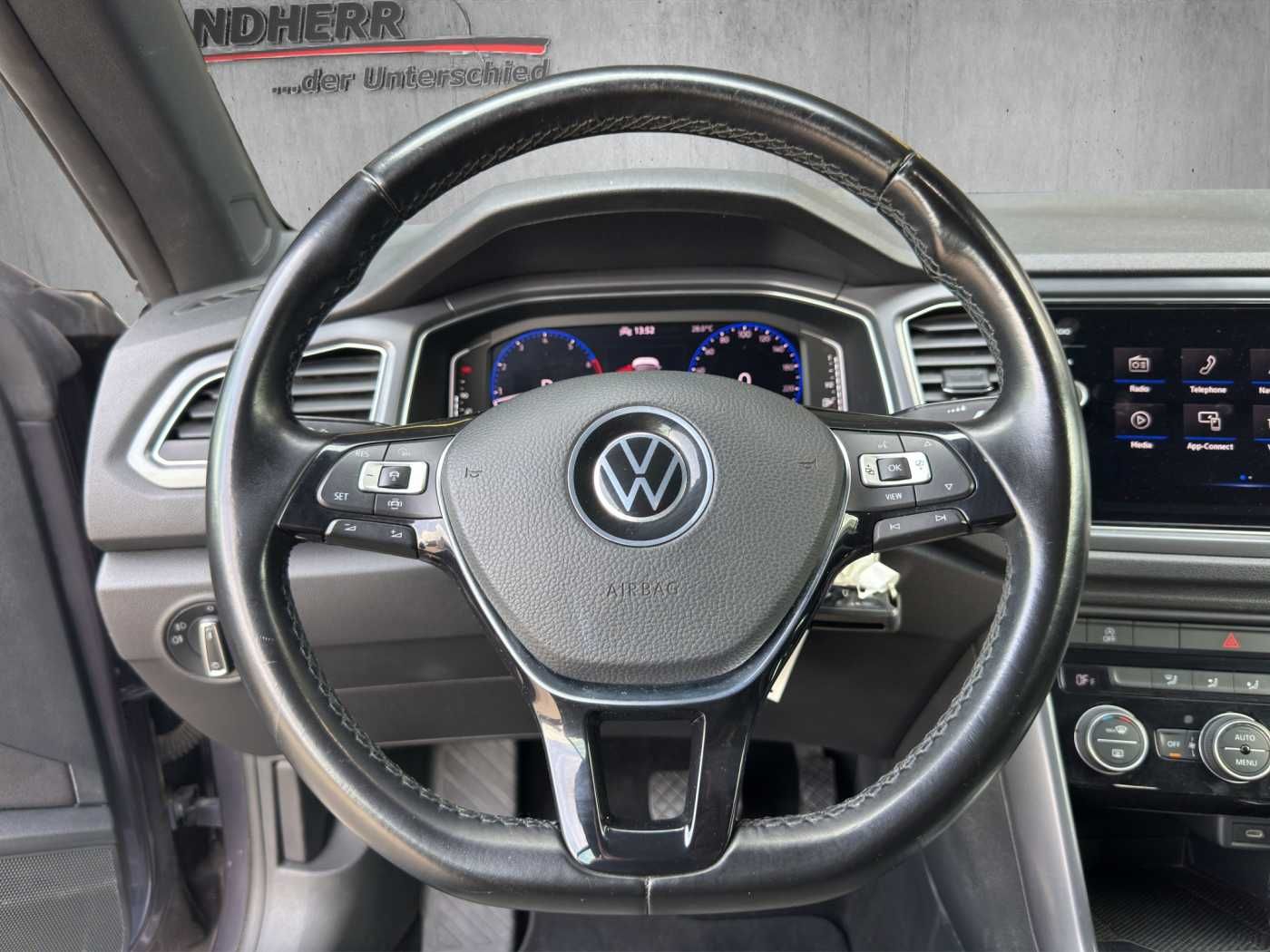 Volkswagen T-Roc 1.5 Style - Samsaru's Car Outlet