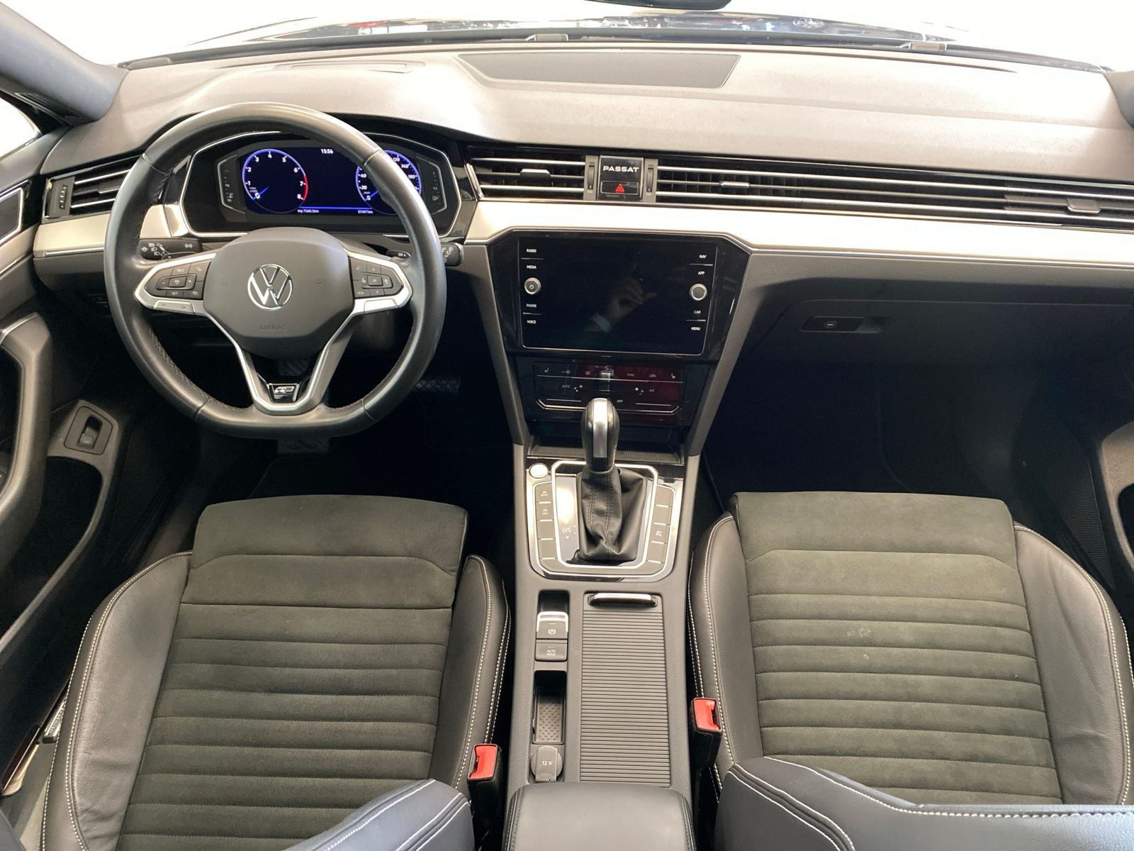 Volkswagen Passat Variant 1.5 TSI Elegance R-Line - Samsaru's Car Outlet