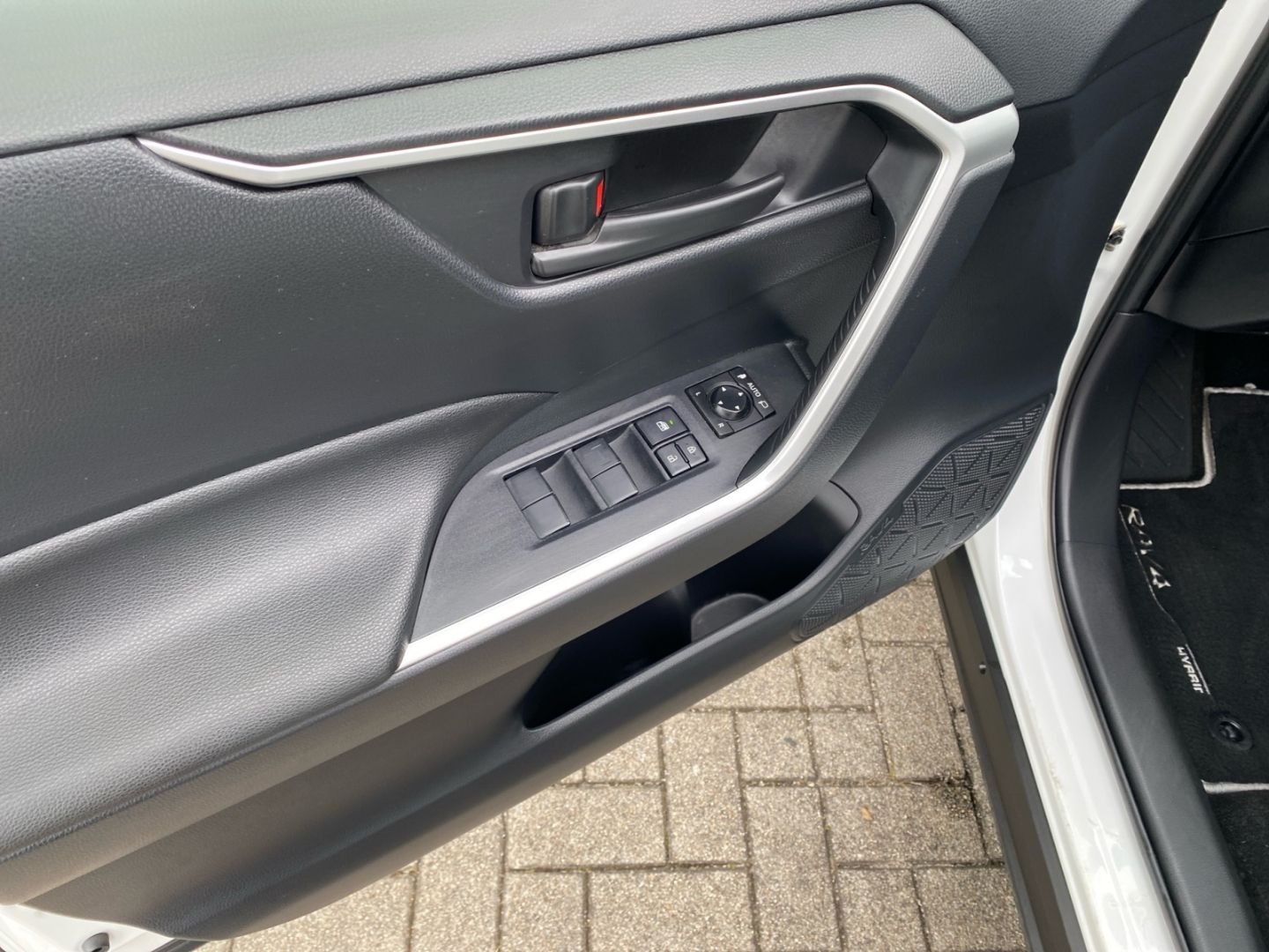 Toyota RAV 4 2.5 Hybrid 4x2 - Samsaru's Car Outlet
