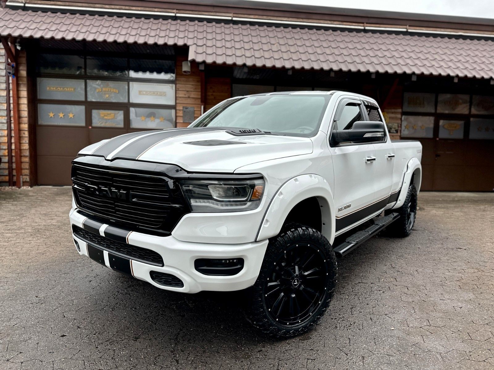 Dodge 1500 V8 5,7L*4X4*OFF-ROAD*LARAMIE*LED*AHK*TOP*