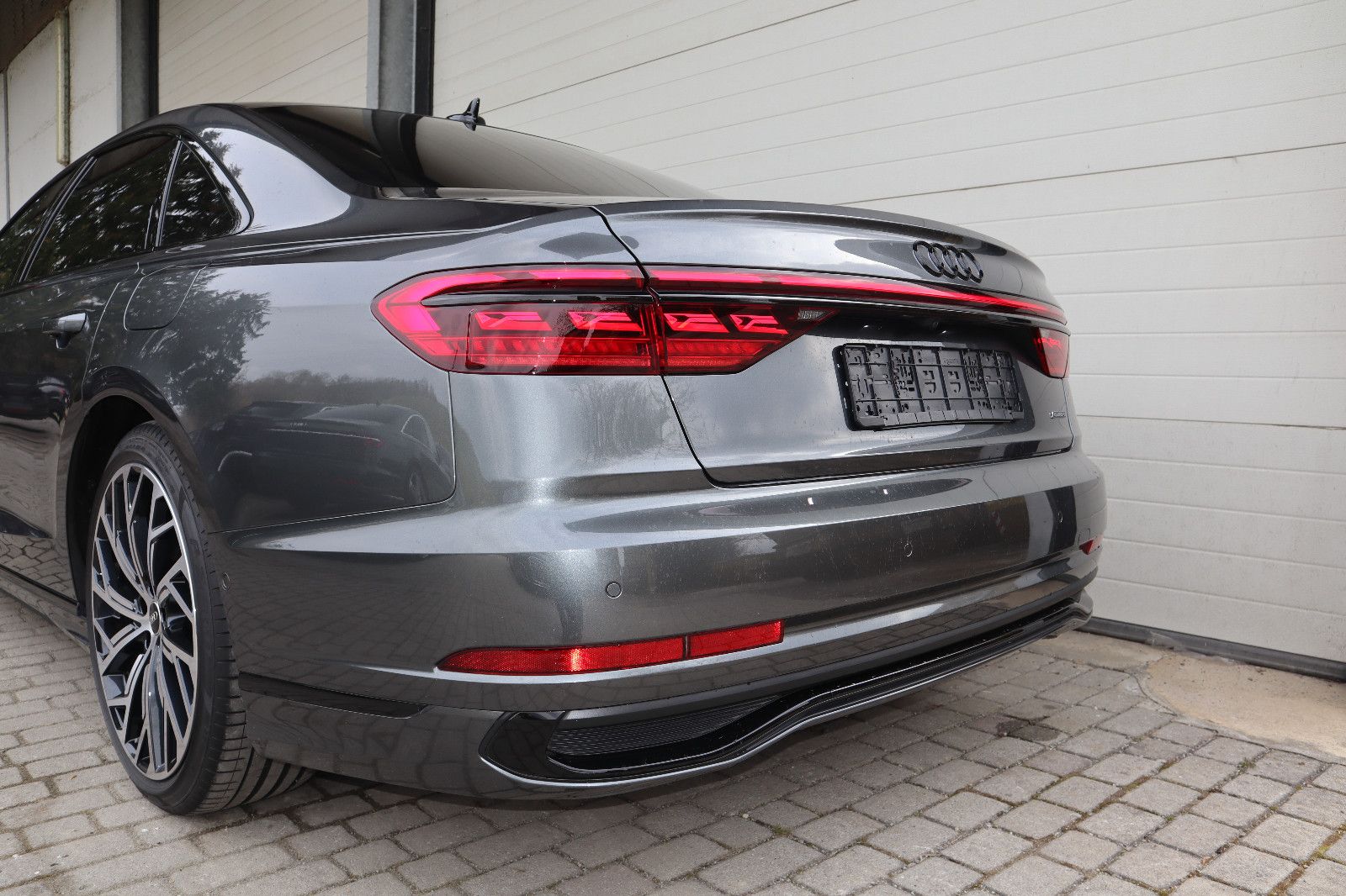 Audi A8L 60 TFSIe lang BLACK - Samsaru's Car Outlet