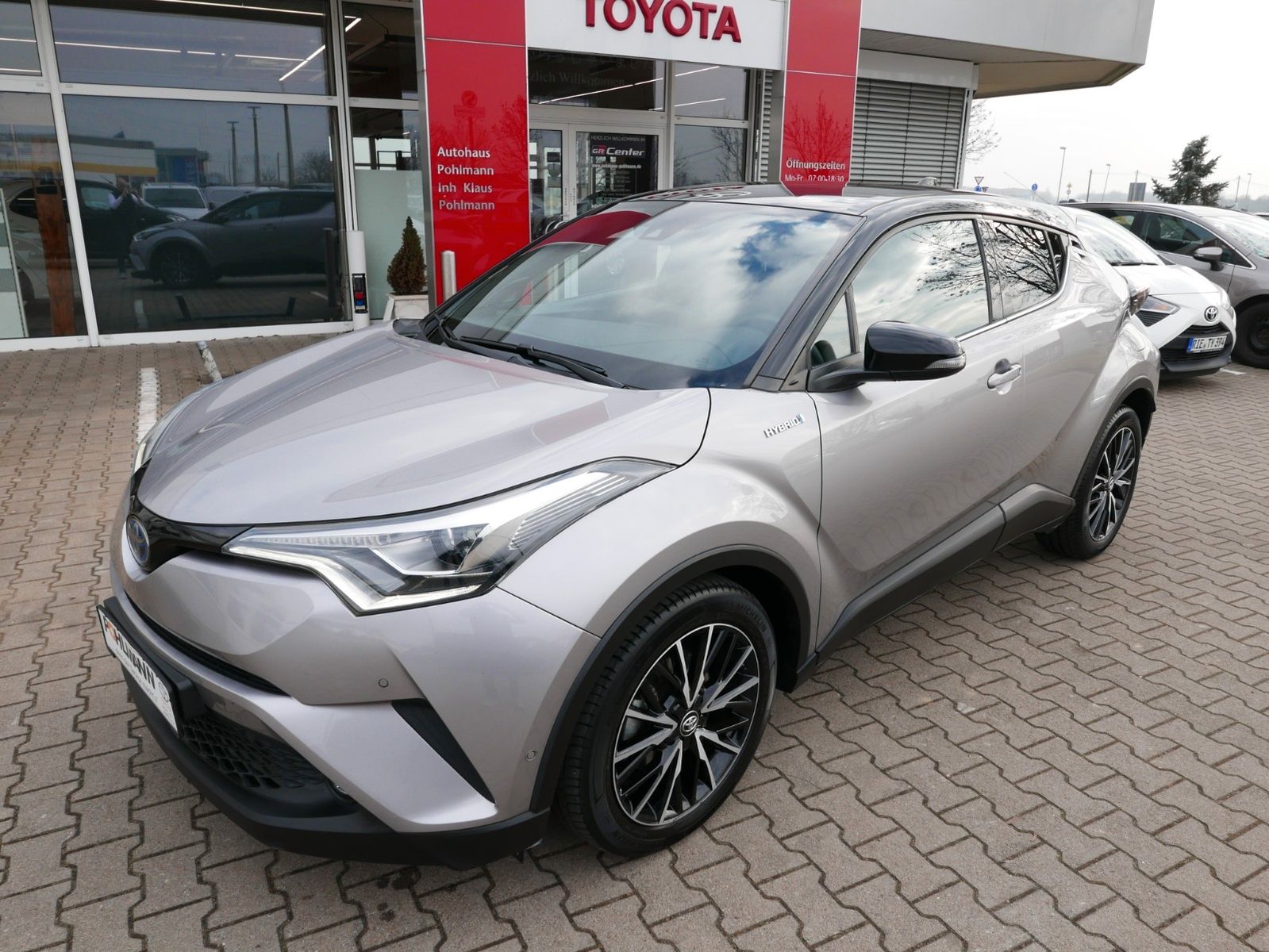 Toyota C-HR Hybrid Style Selection - Samsaru's Car Outlet