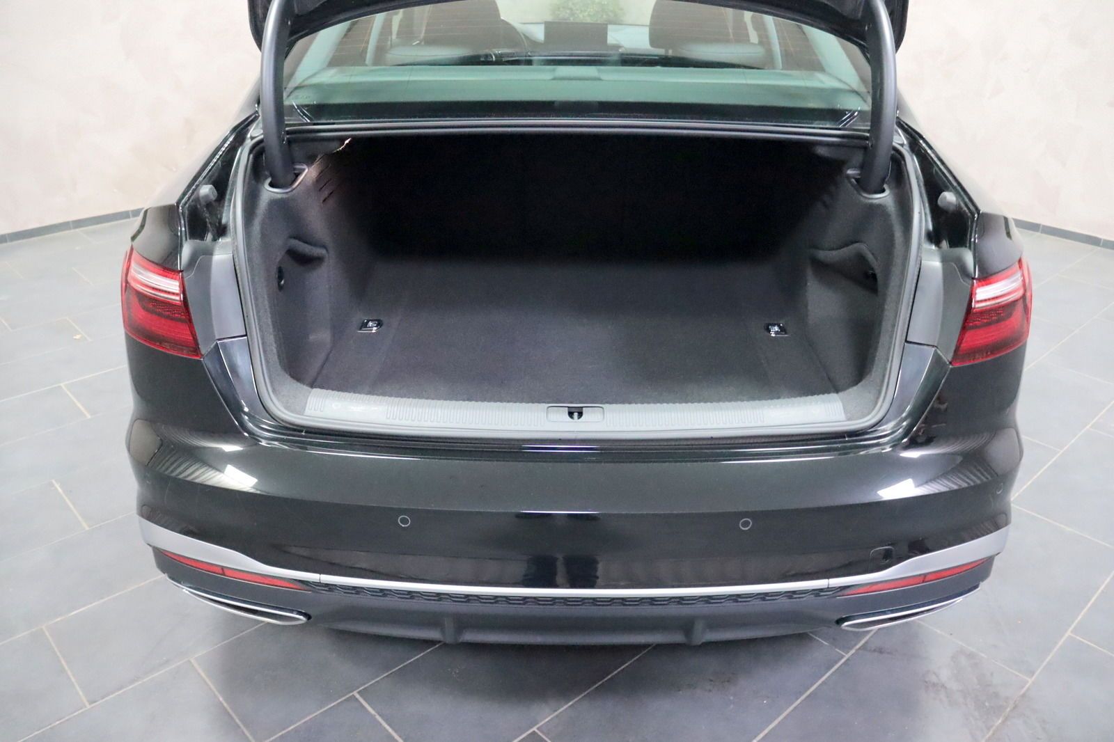 Audi A4 Lim. 40 TFSI Quattro S Line - Samsaru's Car Outlet