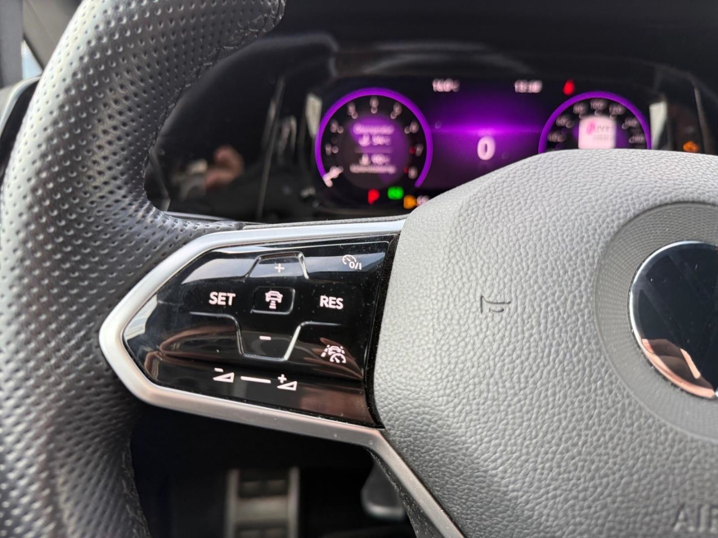 Volkswagen Golf 8 VIII R-Line 1.5 eTSI - Samsaru's Car Outlet