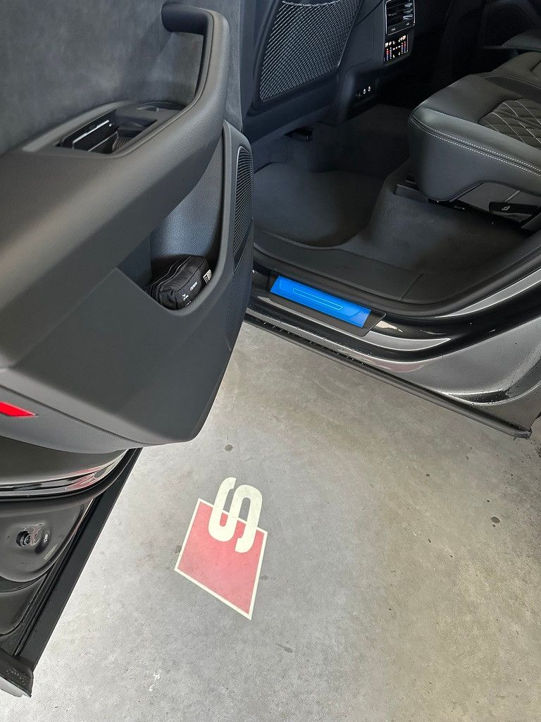 Audi Q8 SUV 55 TFSIe qu. S-line - Samsaru's Car Outlet