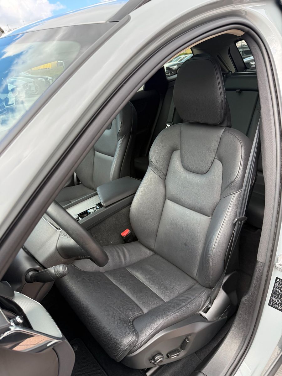 Volvo XC60 B4 AWD ULTIMATE DARK+STANDHZG+AHK+22"+LEDER