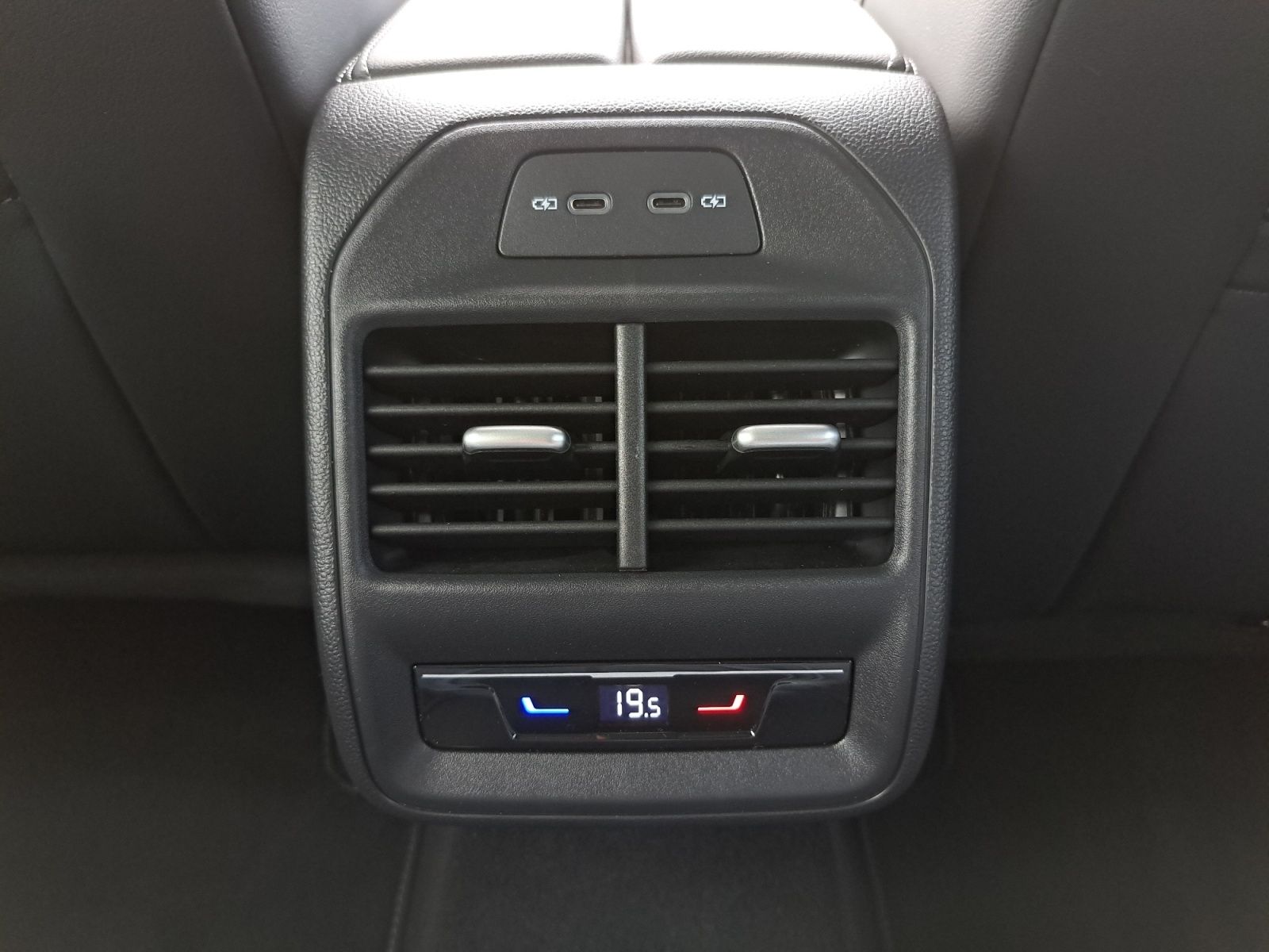 Volkswagen Passat Var. R-Line 1.5 eHybrid DSG AHK PANO 3,99