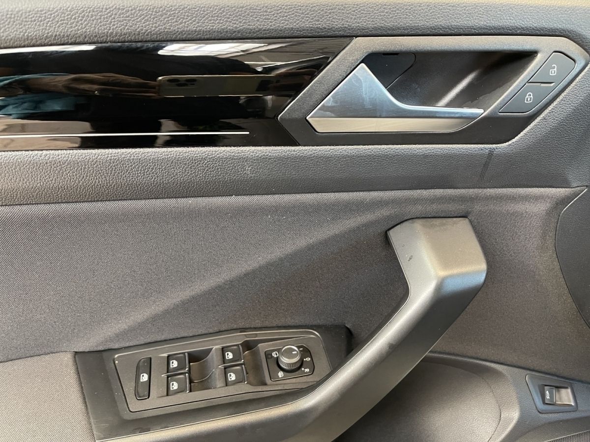 Volkswagen T-Roc 1.5 TSI Sport - Samsaru's Car Outlet