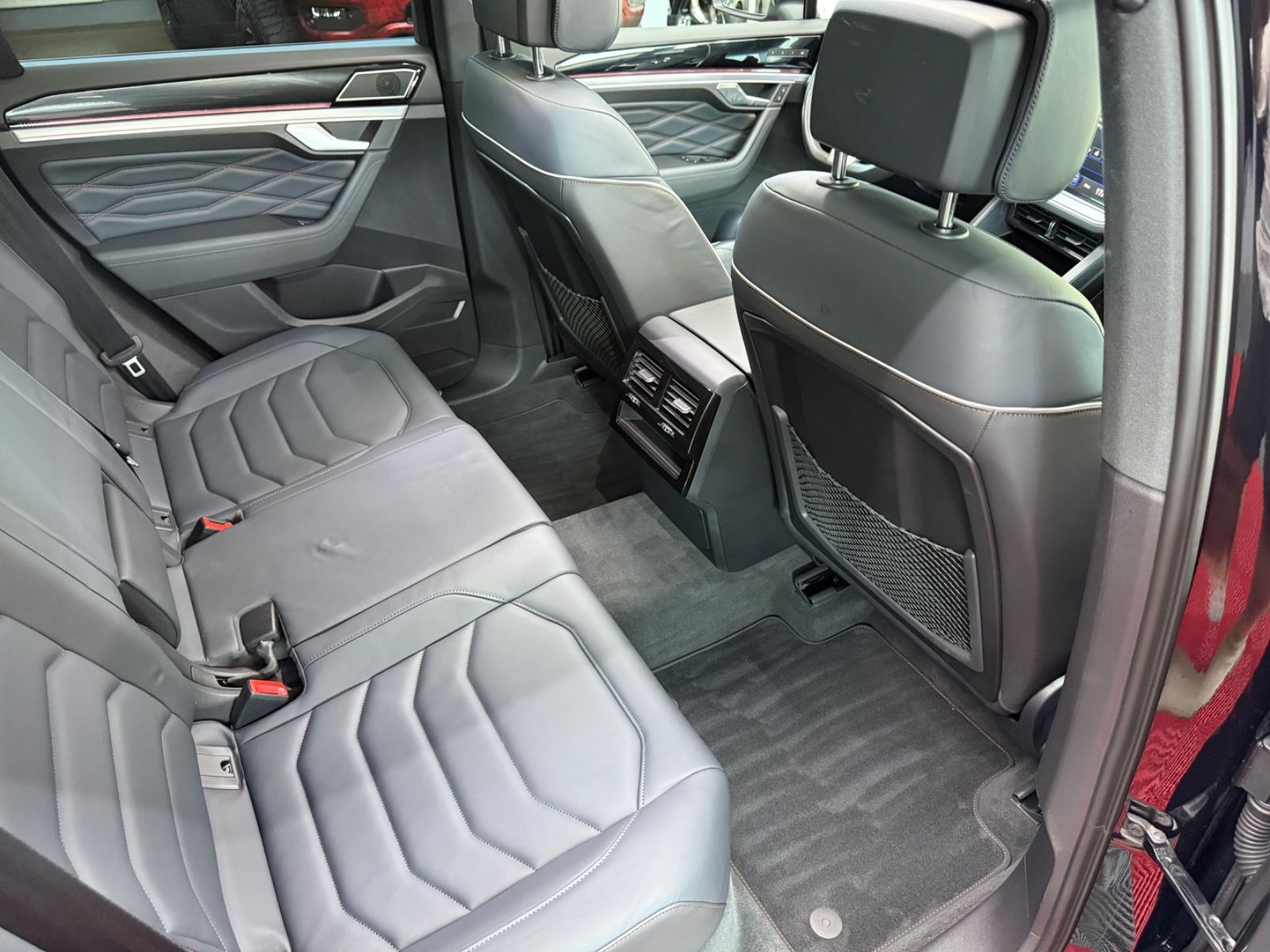Volkswagen Touareg R-Line - Samsaru's Car Outlet