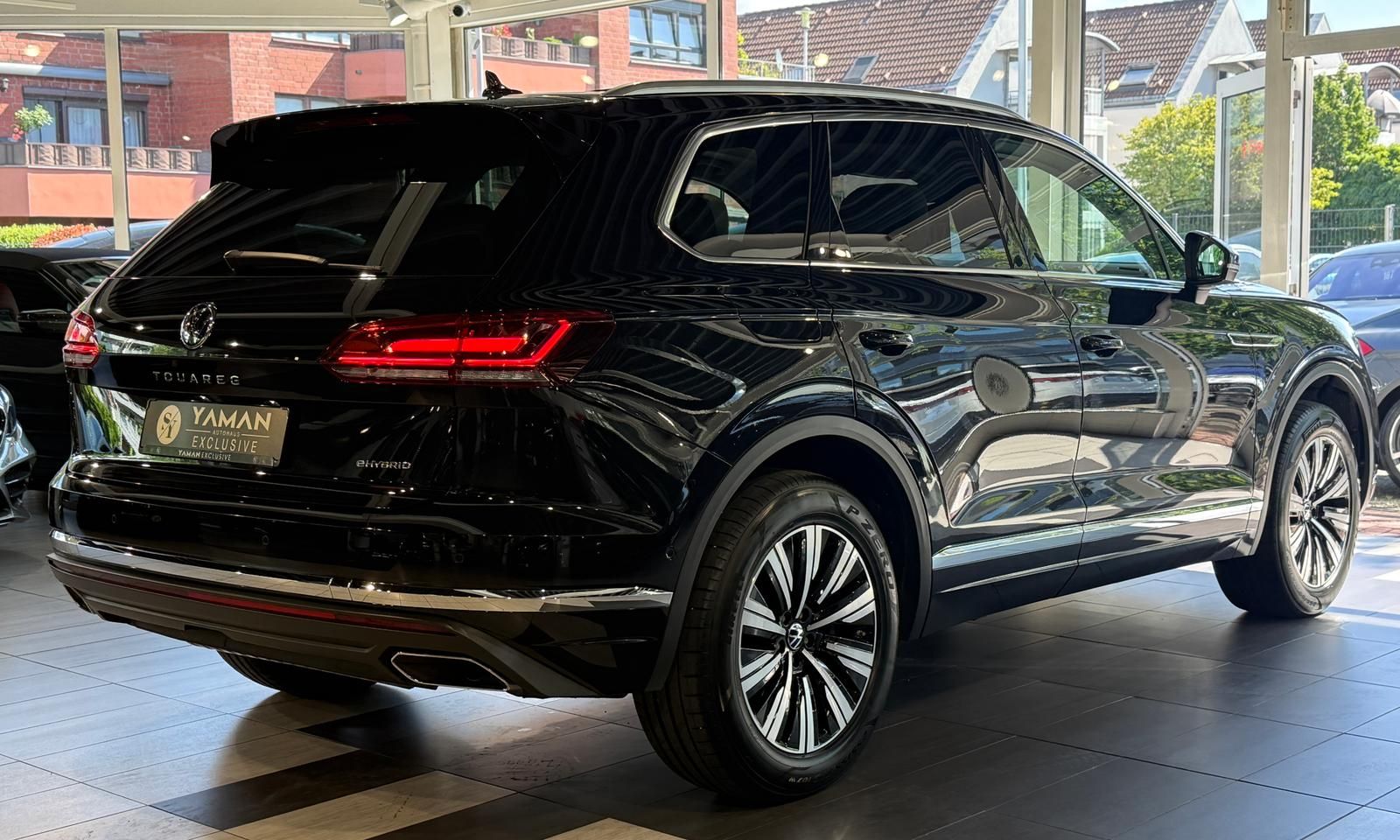 Volkswagen Touareg Elegance 4Motion eHybrid - Samsaru's Car Outlet