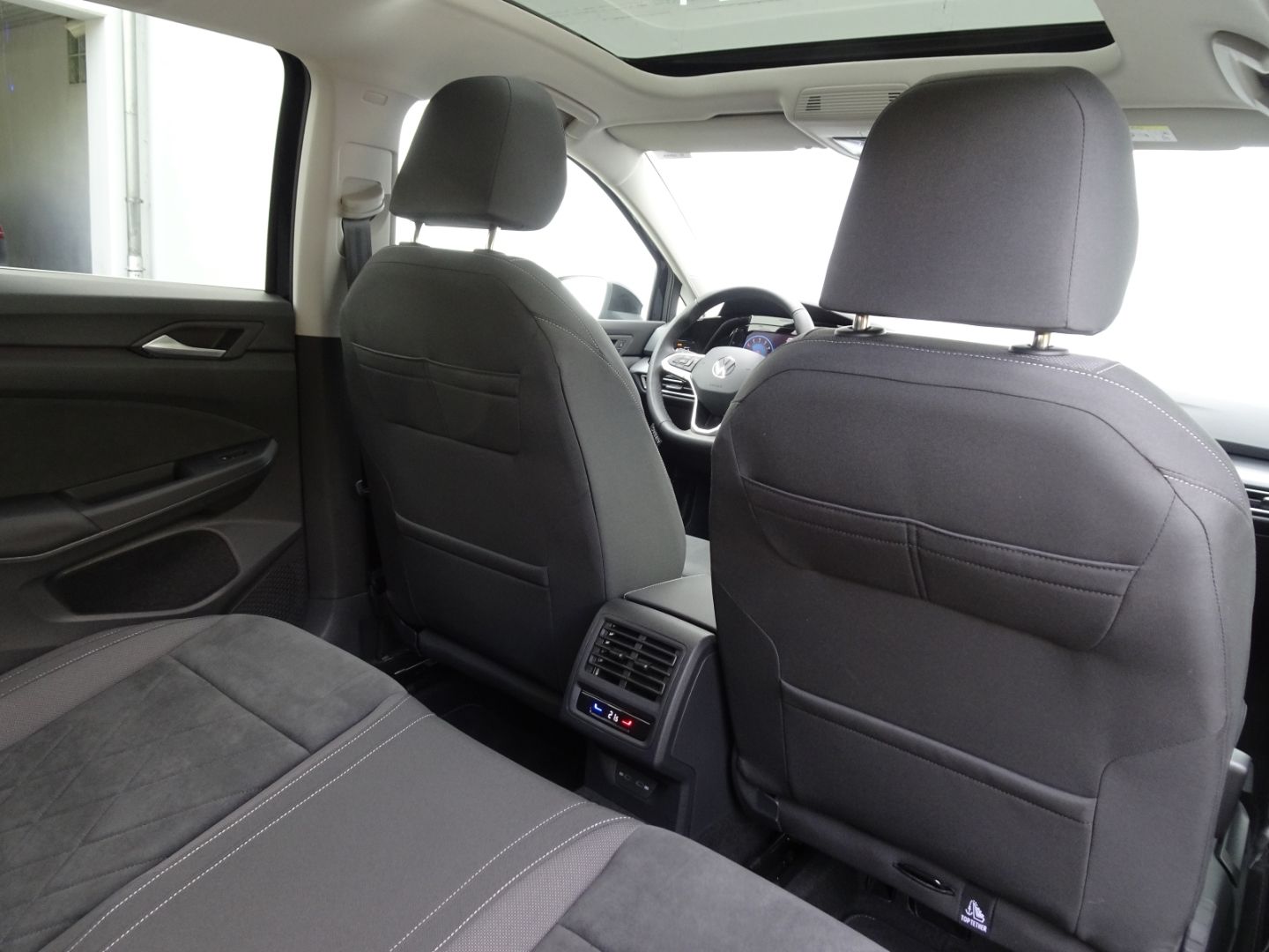 Volkswagen Golf VIII 1.5 eTSI DSG Style - Samsaru's Car Outlet