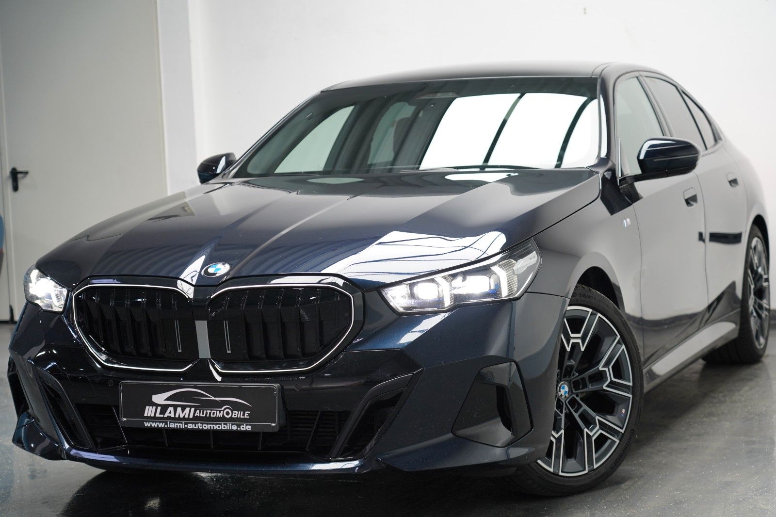 BMW 520d xDrive M Sport ICONIC PANO HUD 360 B&W