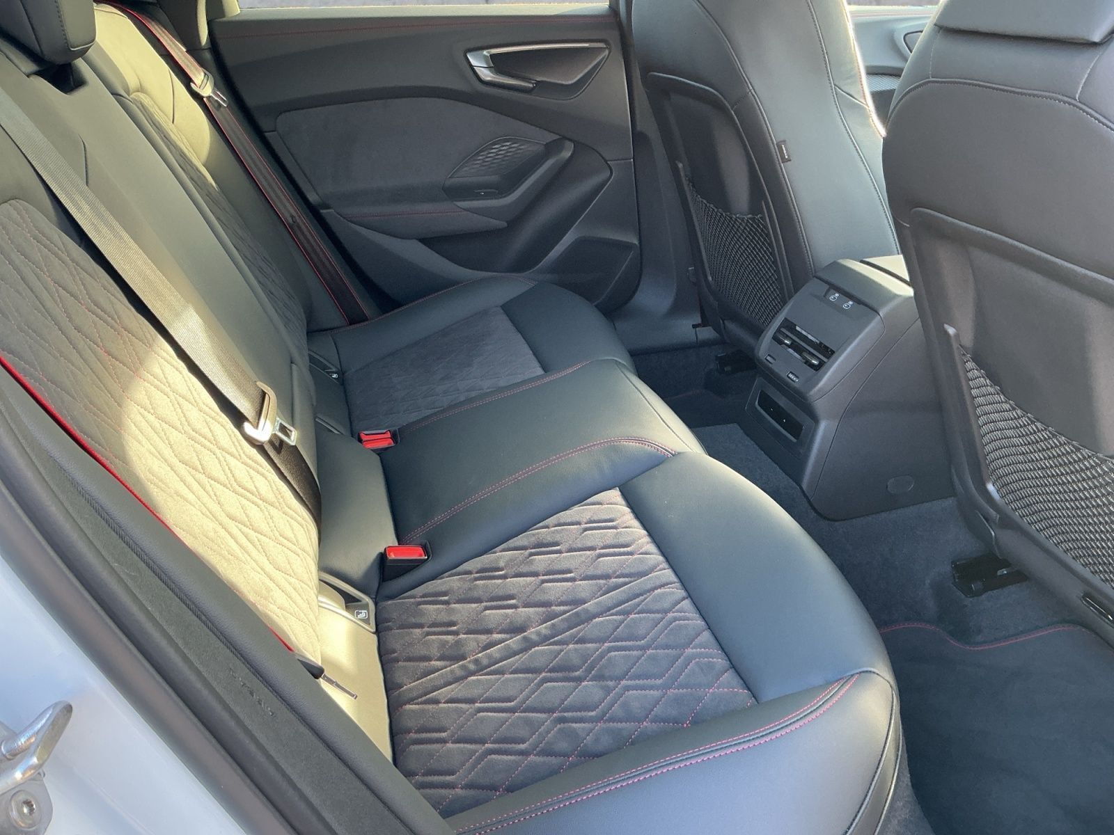 Audi A5 Avant e-hybrid 220kW S-LINE MATRIX+AHK+PANO