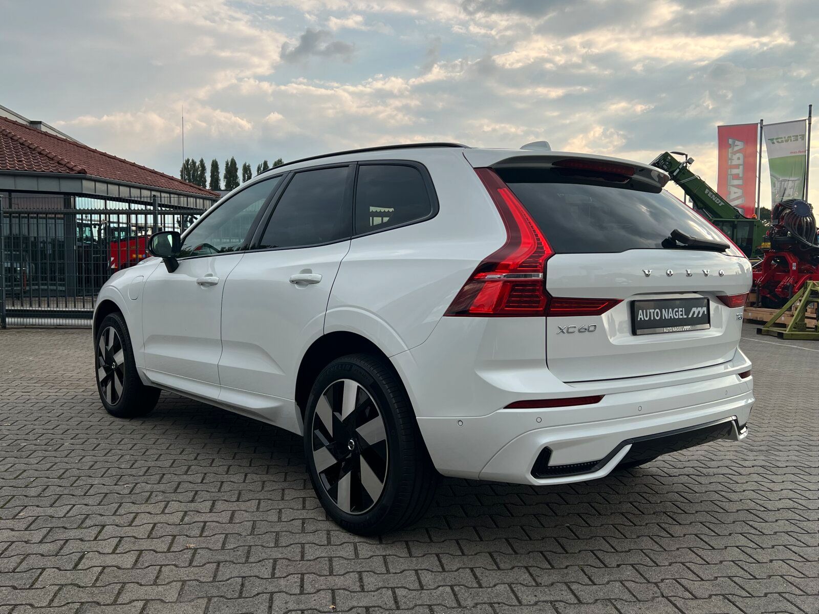 Volvo XC60 T6 Plus Dark PANO|AHK|FLED|20"|MEMORY|360°|