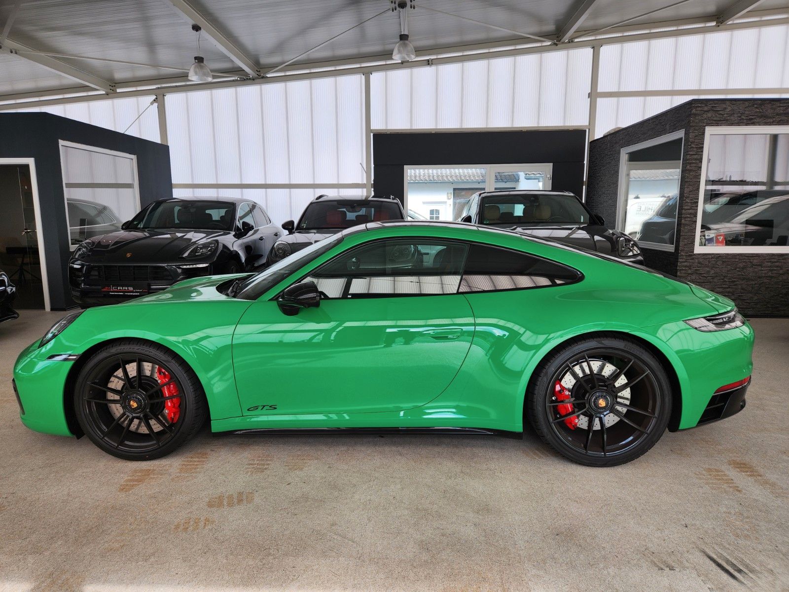 Porsche 992 Carrera 4 GTS Exclusiv - Samsaru's Car Outlet