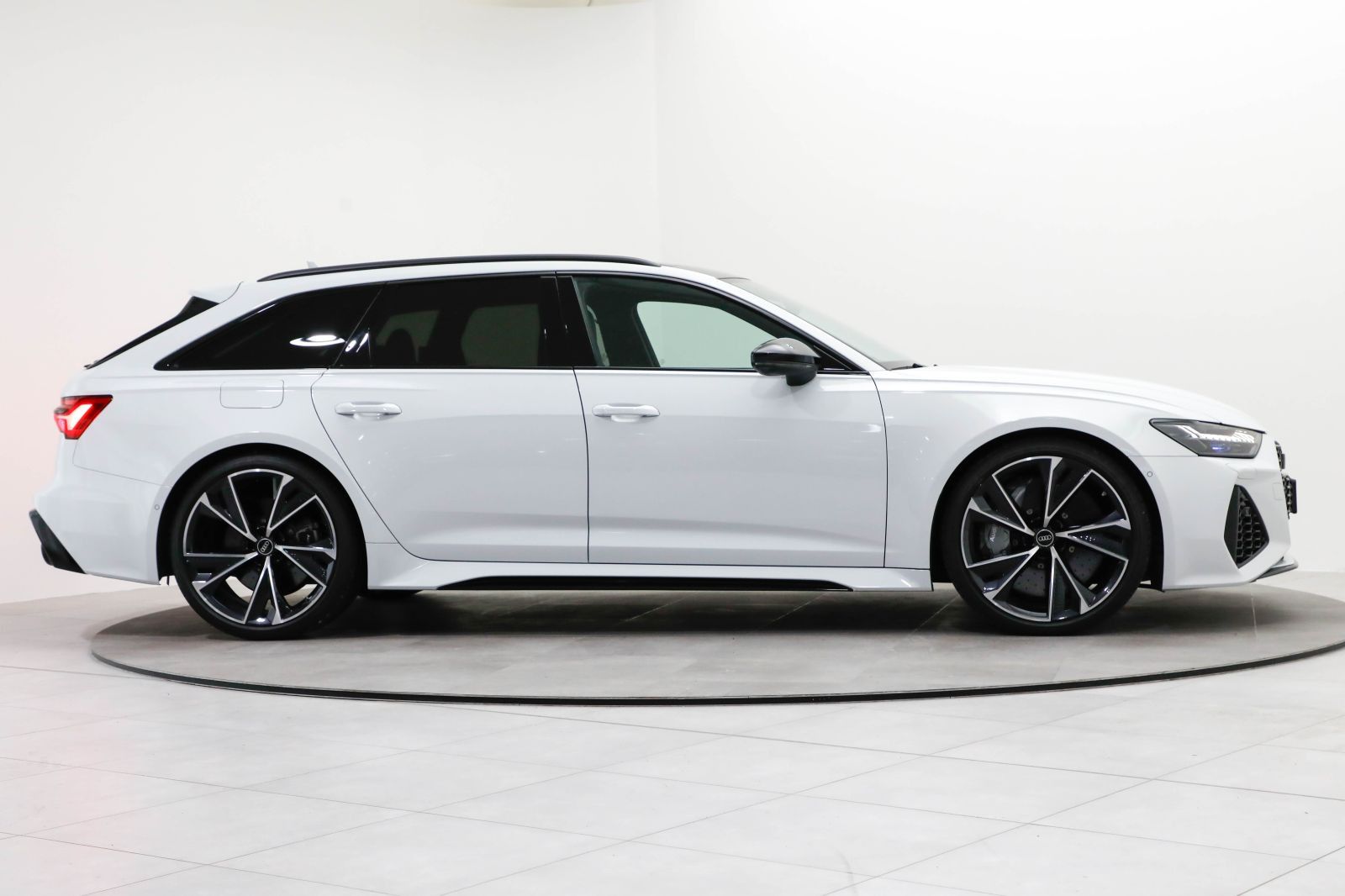 Audi RS 6 Avant AHK Matrix HUD Keramik Pano 305km/h