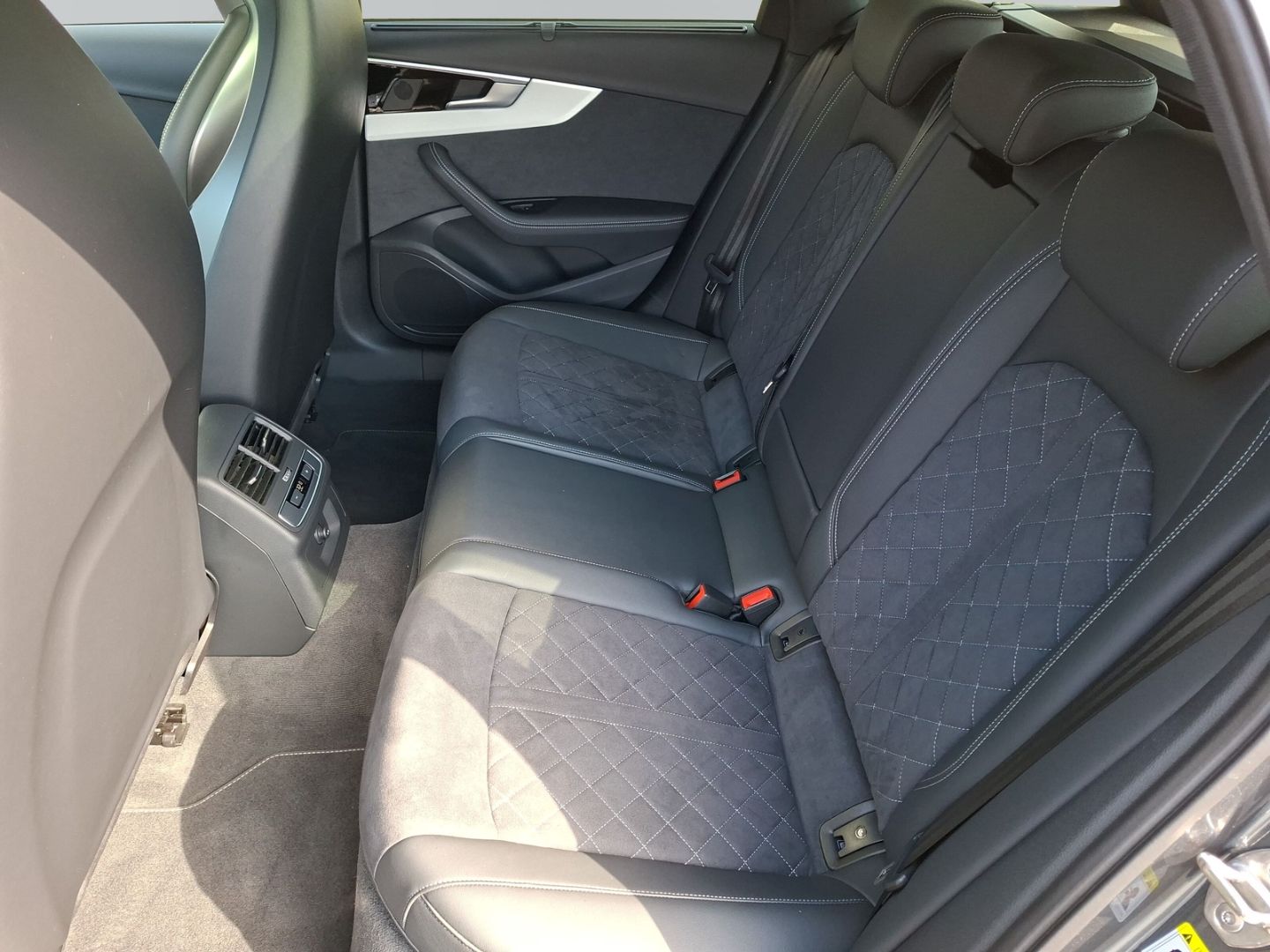 Audi A4 Avant 40 TFSI quattro S line *S-Sitze*AHK*Pan
