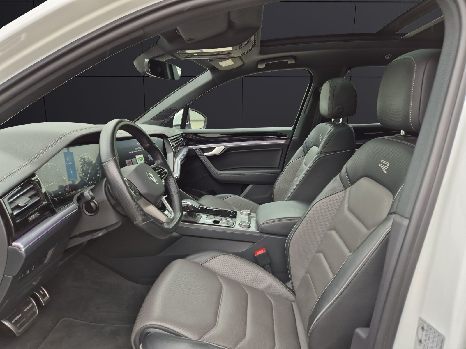 Volkswagen Touareg TDI R-Line 4M - Samsaru's Car Outlet