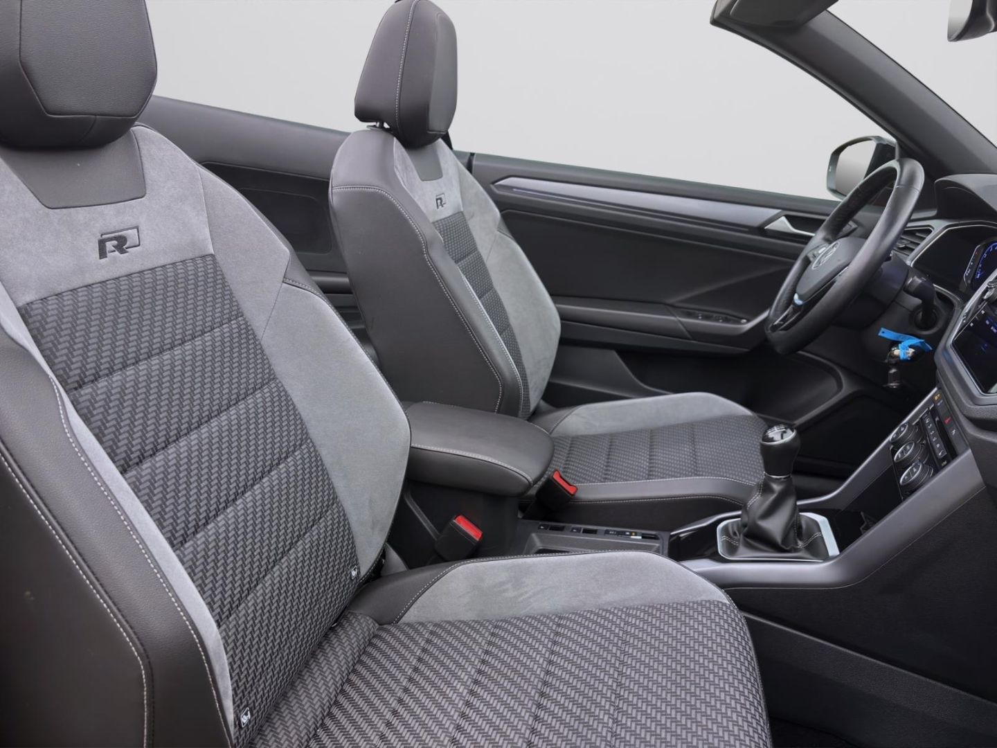 Volkswagen T-Roc 1.5 TSI R-LINE - Samsaru's Car Outlet
