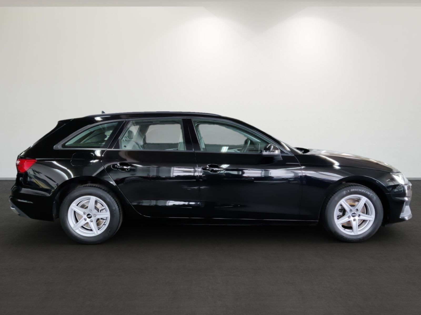 Audi A4 Avant 35 TFSI Business - Samsaru's Car Outlet
