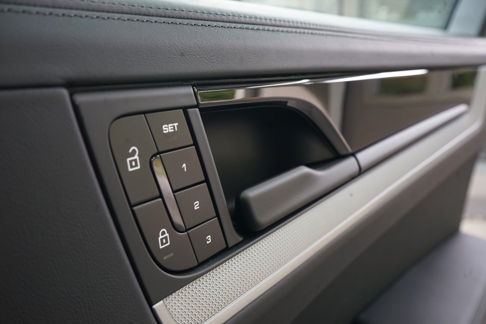 Porsche Cayenne E-Hybrid/PANO/P-Display/HUD/AHK/18W/ACC