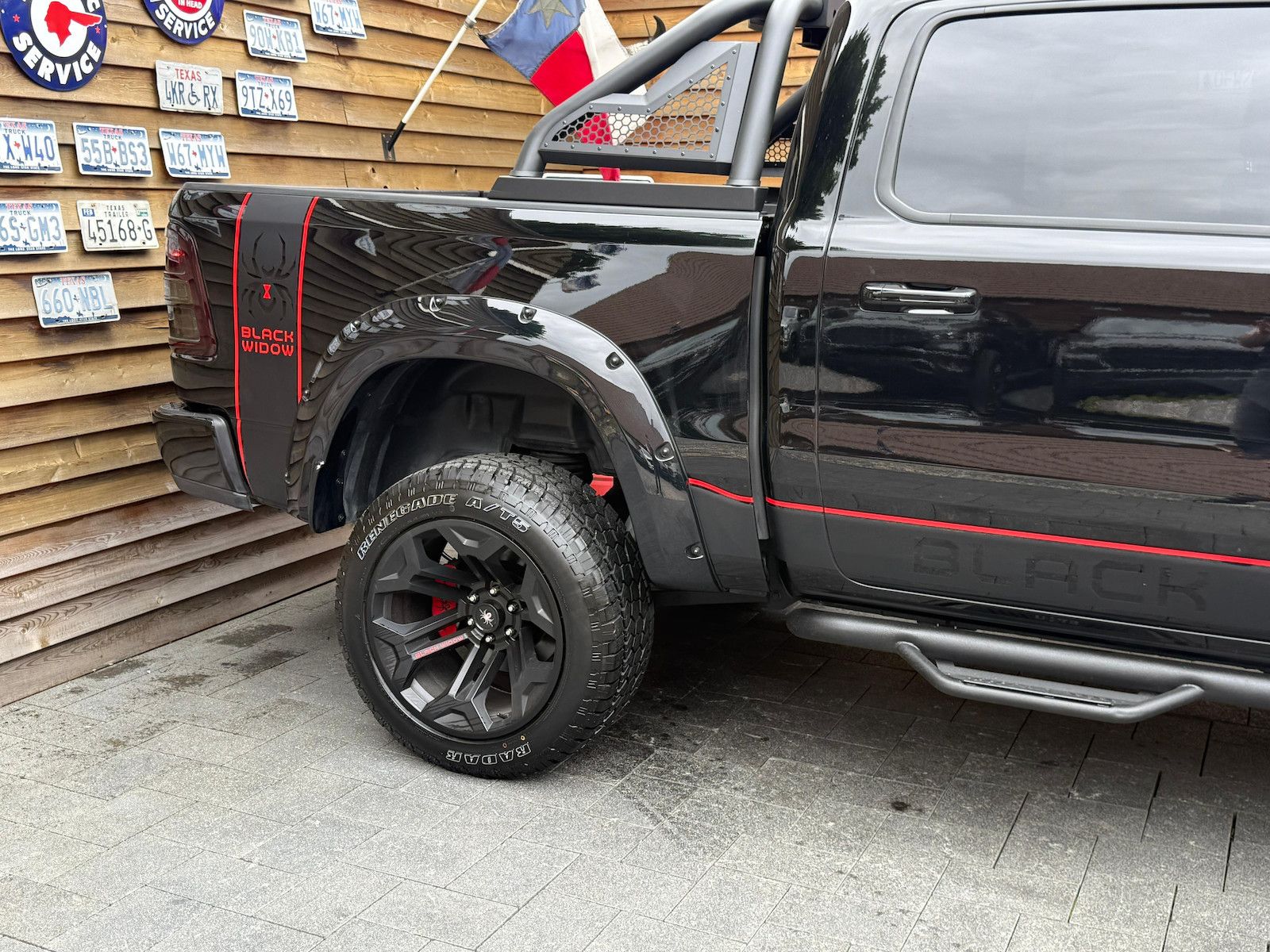 Dodge RAM 1500 6´´ BLACK WIDOW 5.7L 12´´ LED