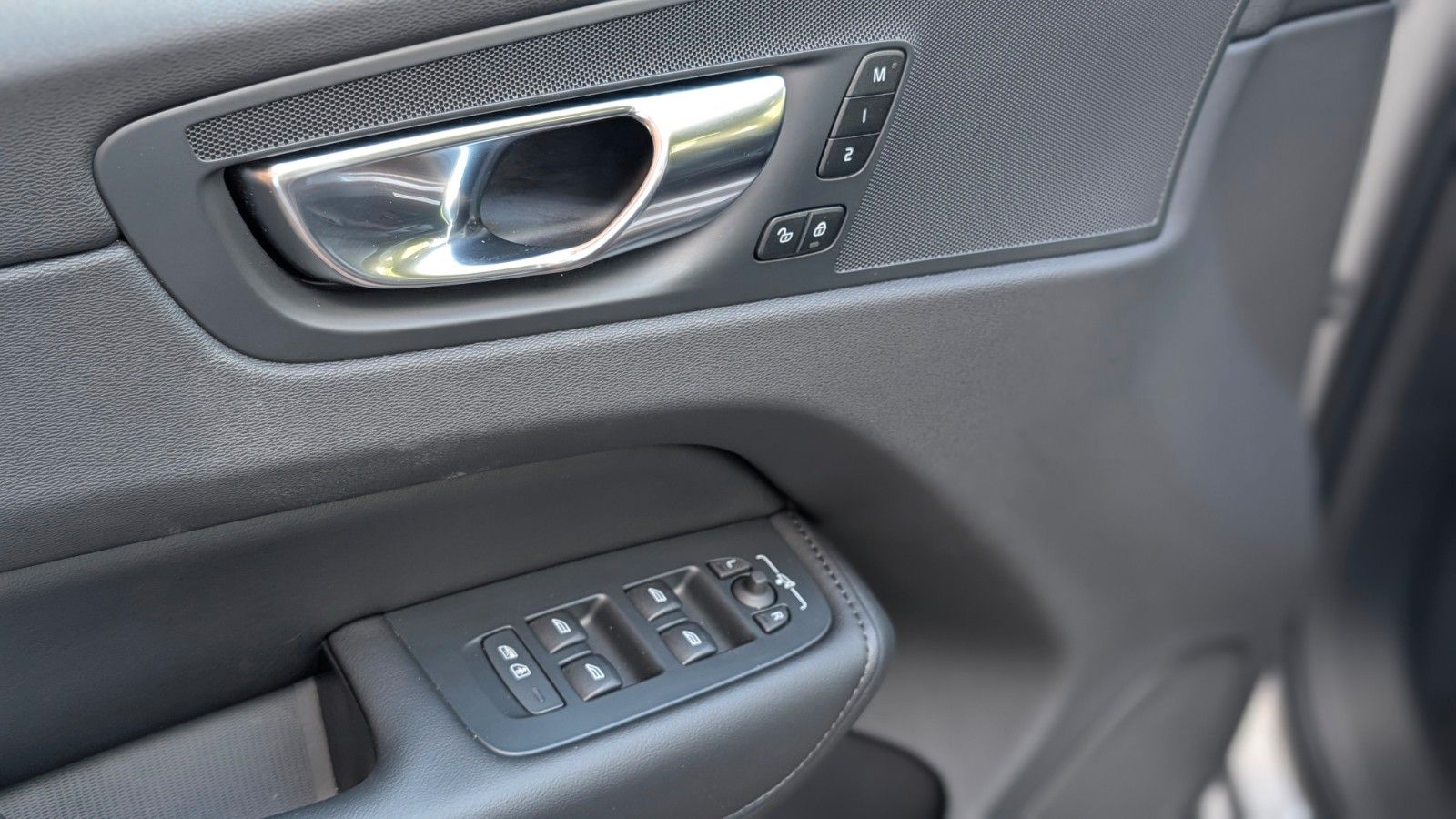 Volvo XC 60 B5 Plus Dark AWD - Samsaru's Car Outlet