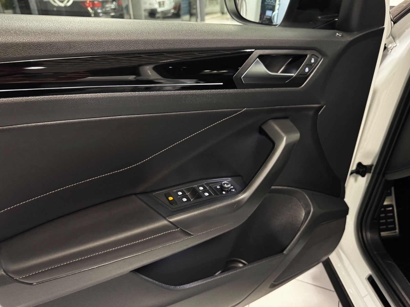 Volkswagen T-ROC 2.0TDI R-Line - Samsaru's Car Outlet
