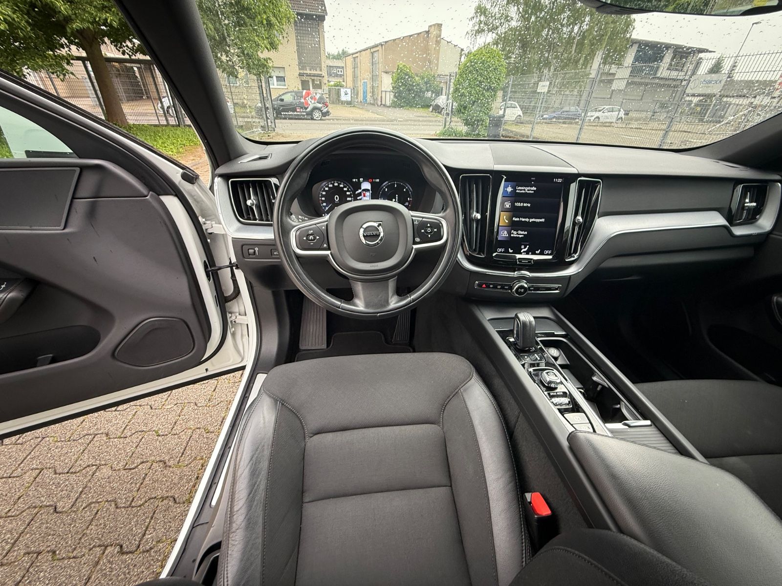 Volvo XC60 Momentum Pro AWD - Samsaru's Car Outlet