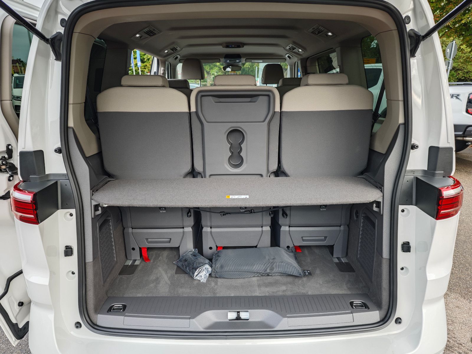 Volkswagen T7 Multivan Life - Samsaru's Car Outlet