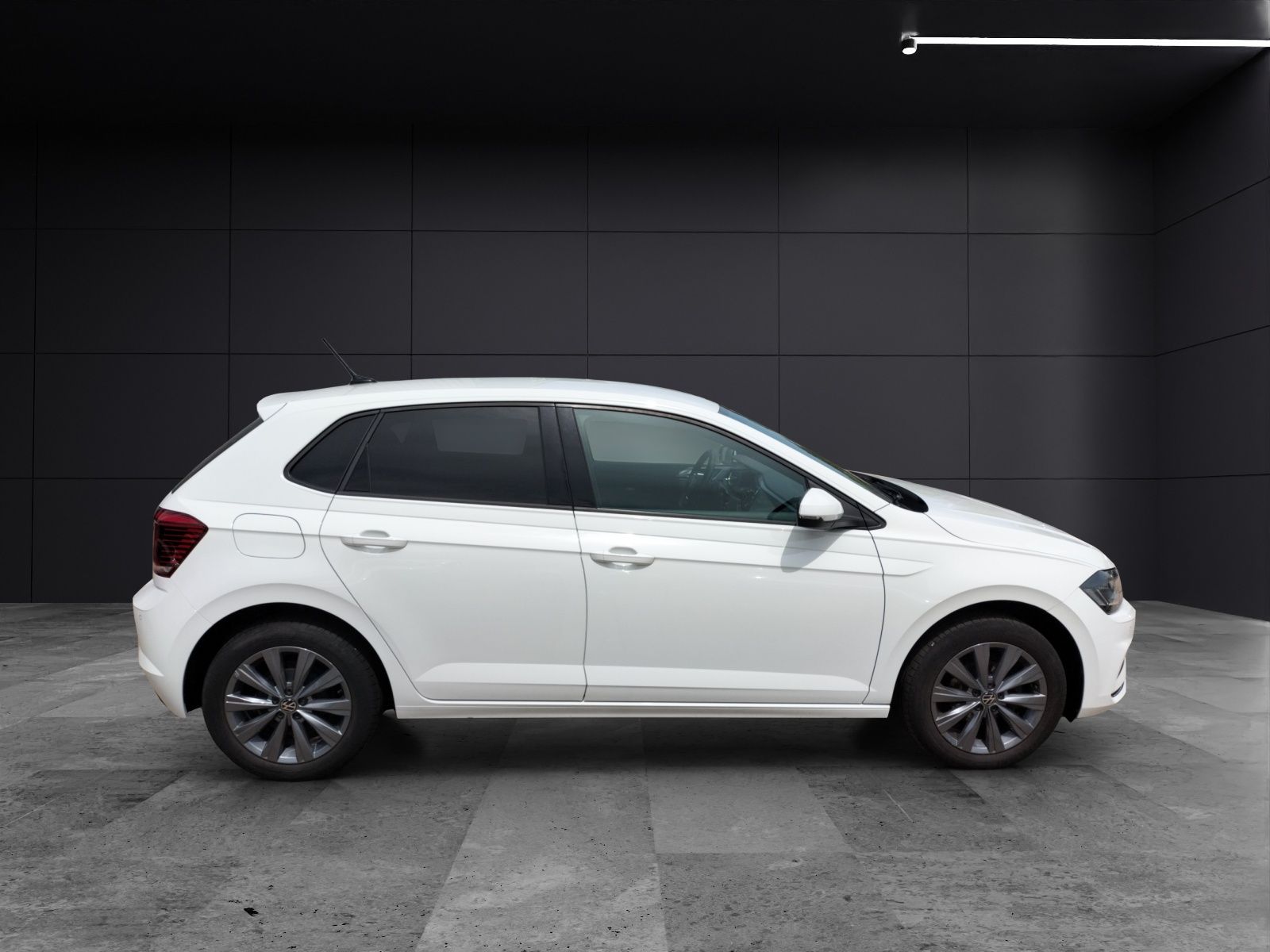Volkswagen Polo VI Highline TSI DSG - Samsaru's Car Outlet
