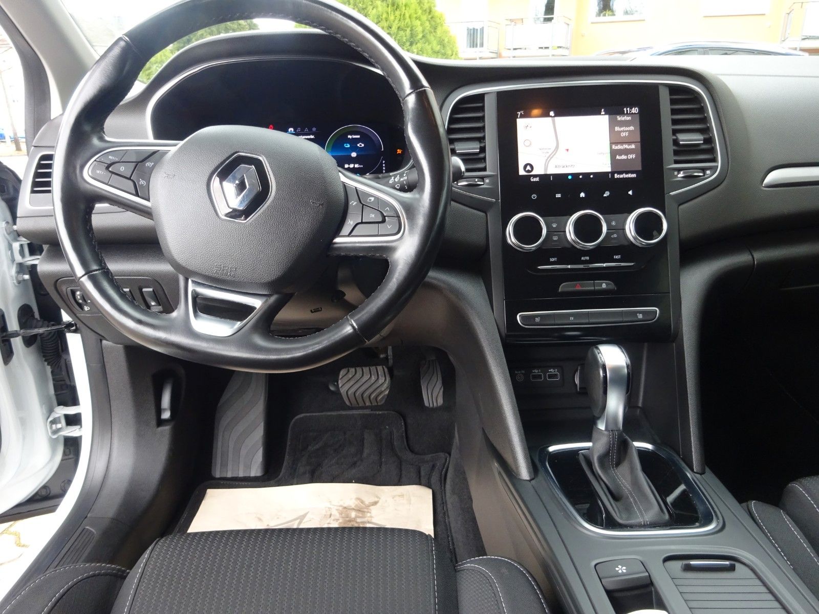 Renault Megane Grandtour Zen E-Tech Plug-in Hybrid - Samsaru's Car Outlet