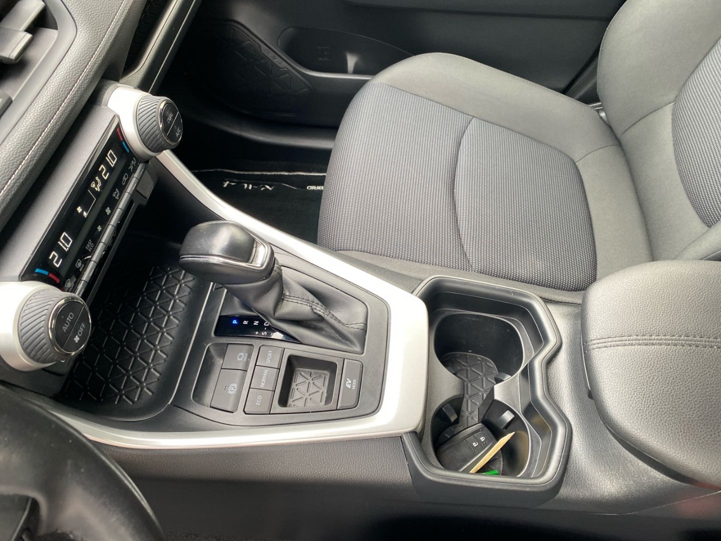 Toyota RAV 4 2.5 Hybrid 4x2 - Samsaru's Car Outlet