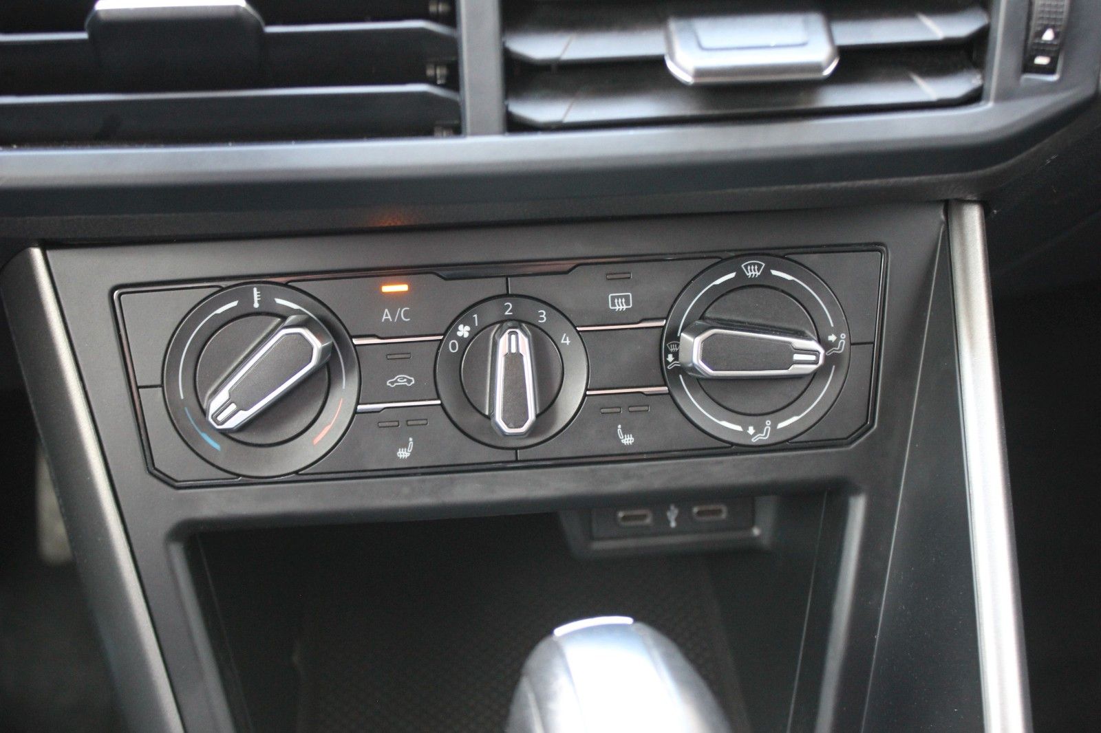 Volkswagen Polo VI Comfortline 1.0 TSI DSG - Samsaru's Car Outlet