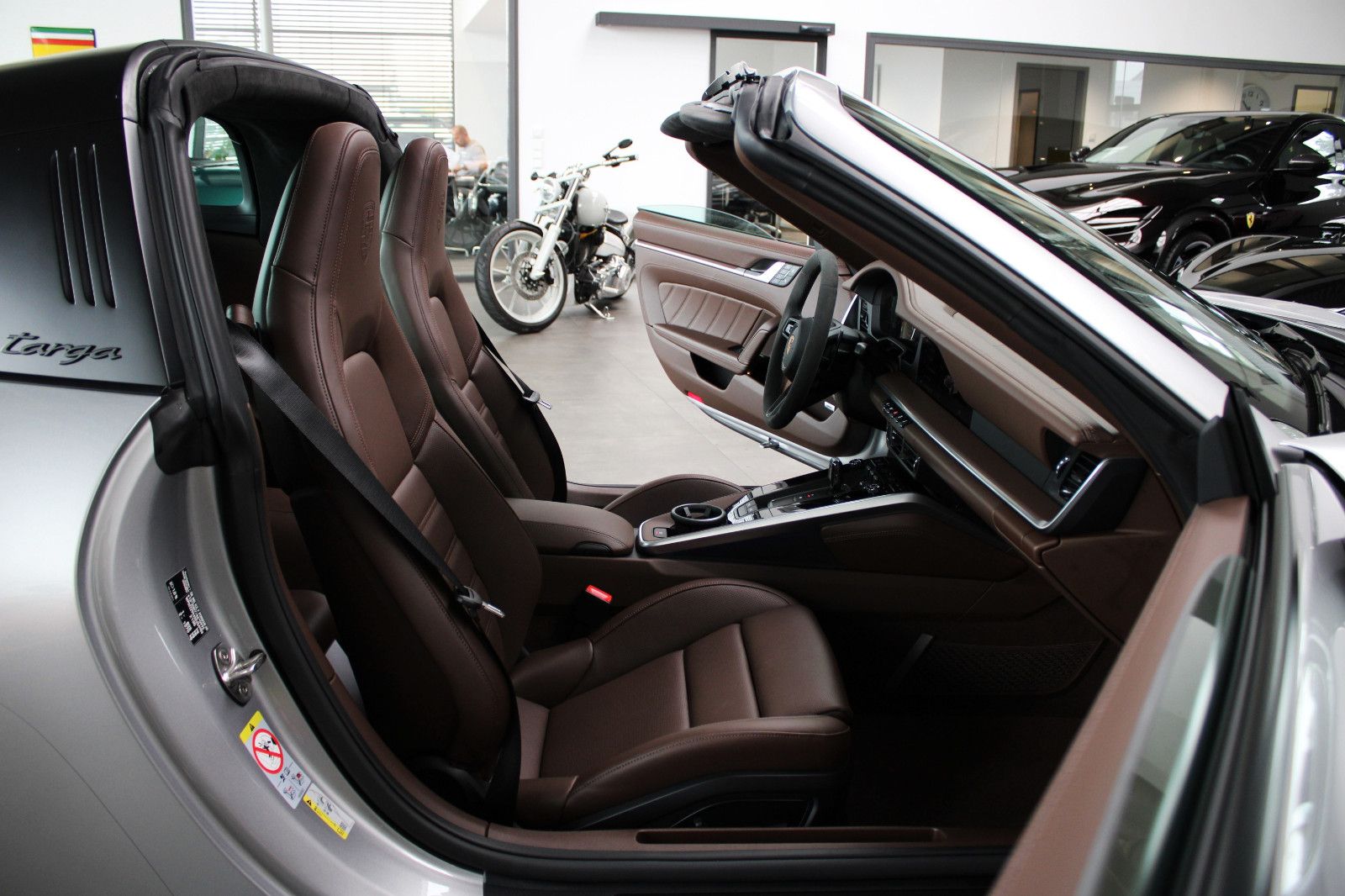 Porsche 911 TARGA 4 GTS T-HYBRID GT-SILBER/TRÜFFEL LEDER