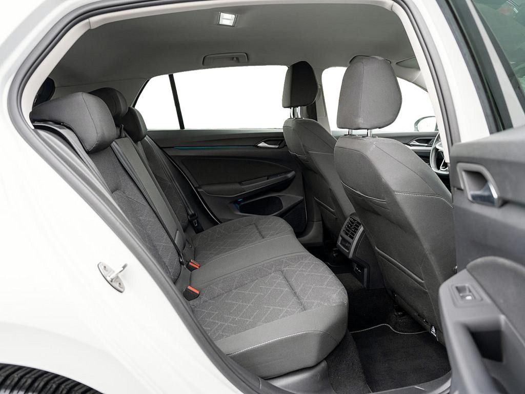 Volkswagen Golf VIII 1.0 eTSI Life - Samsaru's Car Outlet