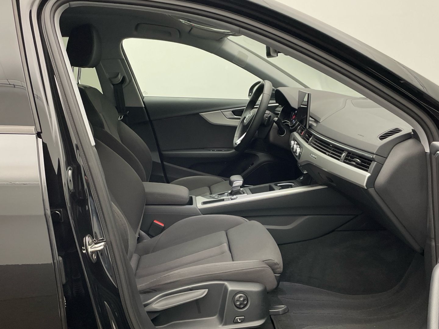 Audi A4 Avant 50 TDI quattro S line - Samsaru's Car Outlet
