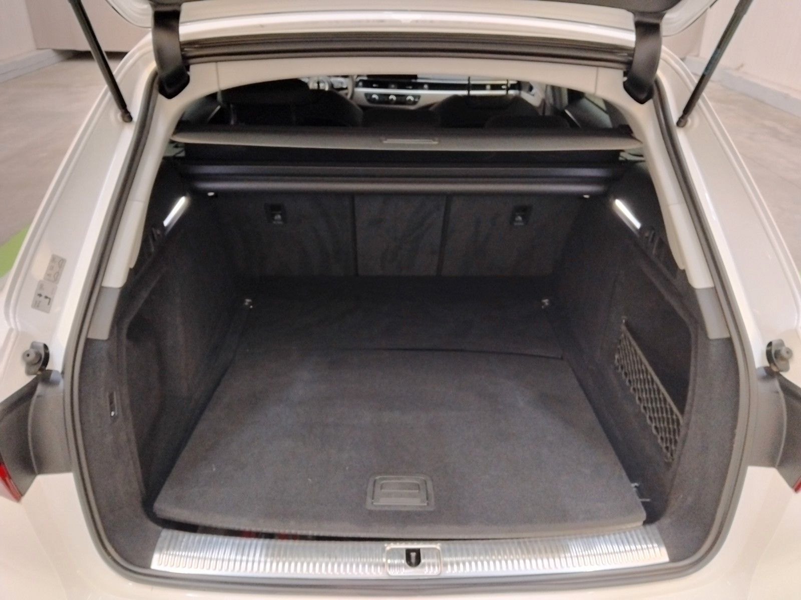 Audi A4 Avant 40 2.0 TFSI advanced - Samsaru's Car Outlet